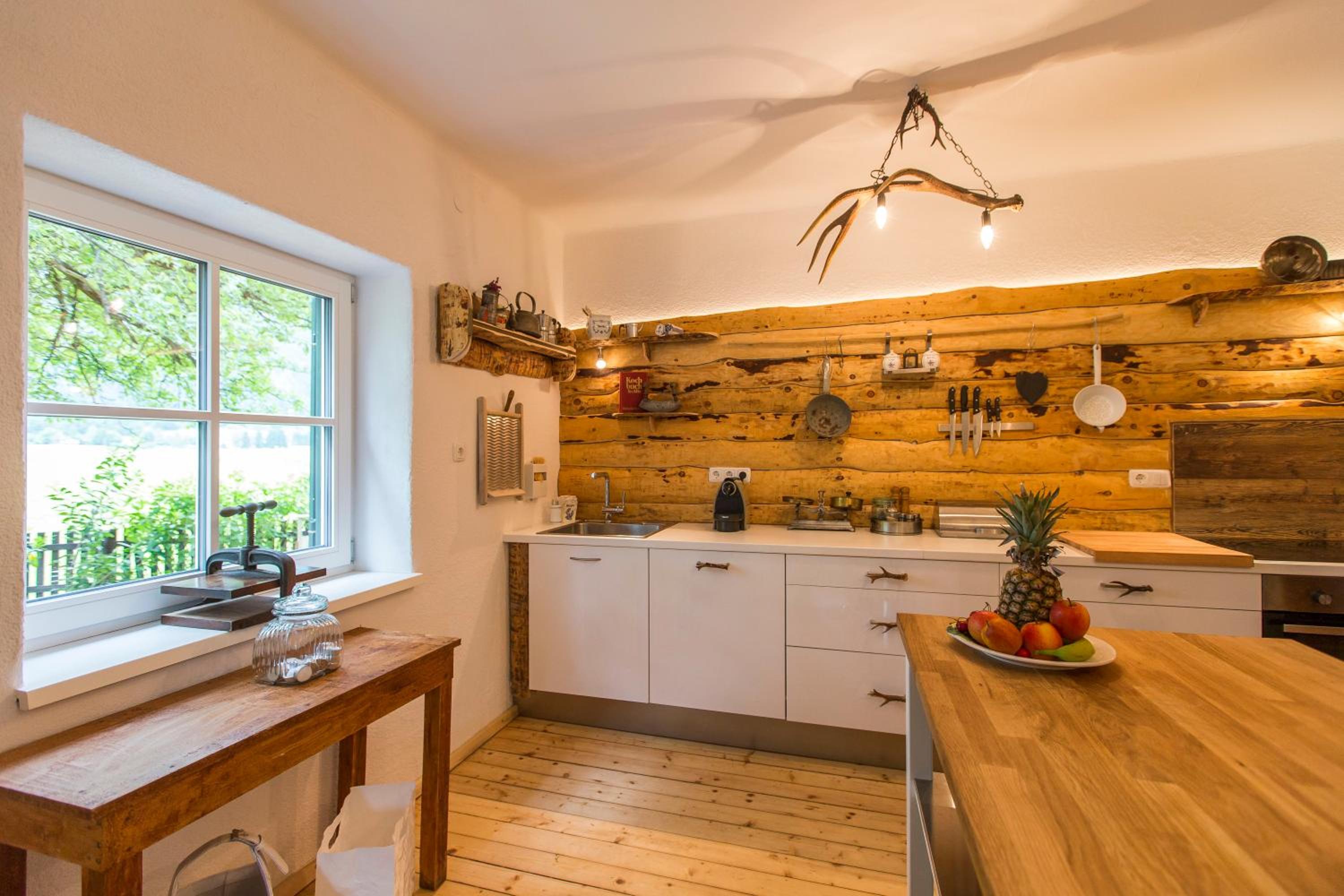 Forest Chalet, all famous ski areas around us, 15 min to city of salzburg, mountainview, panorama sauna, bath whirlpool, fire pit in garden up to 10 p