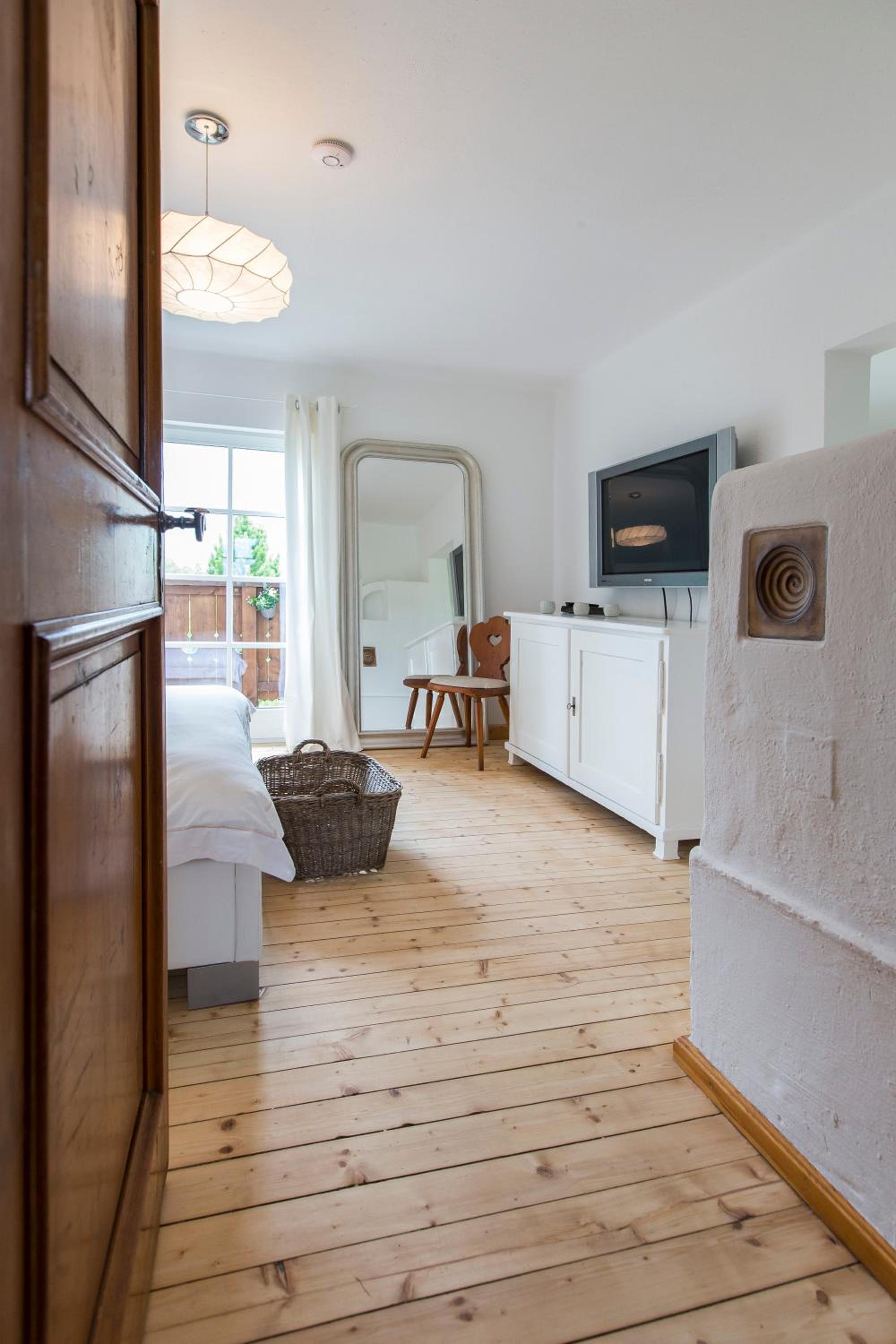Forest Chalet, all famous ski areas around us, 15 min to city of salzburg, mountainview, panorama sauna, bath whirlpool, fire pit in garden up to 10 p