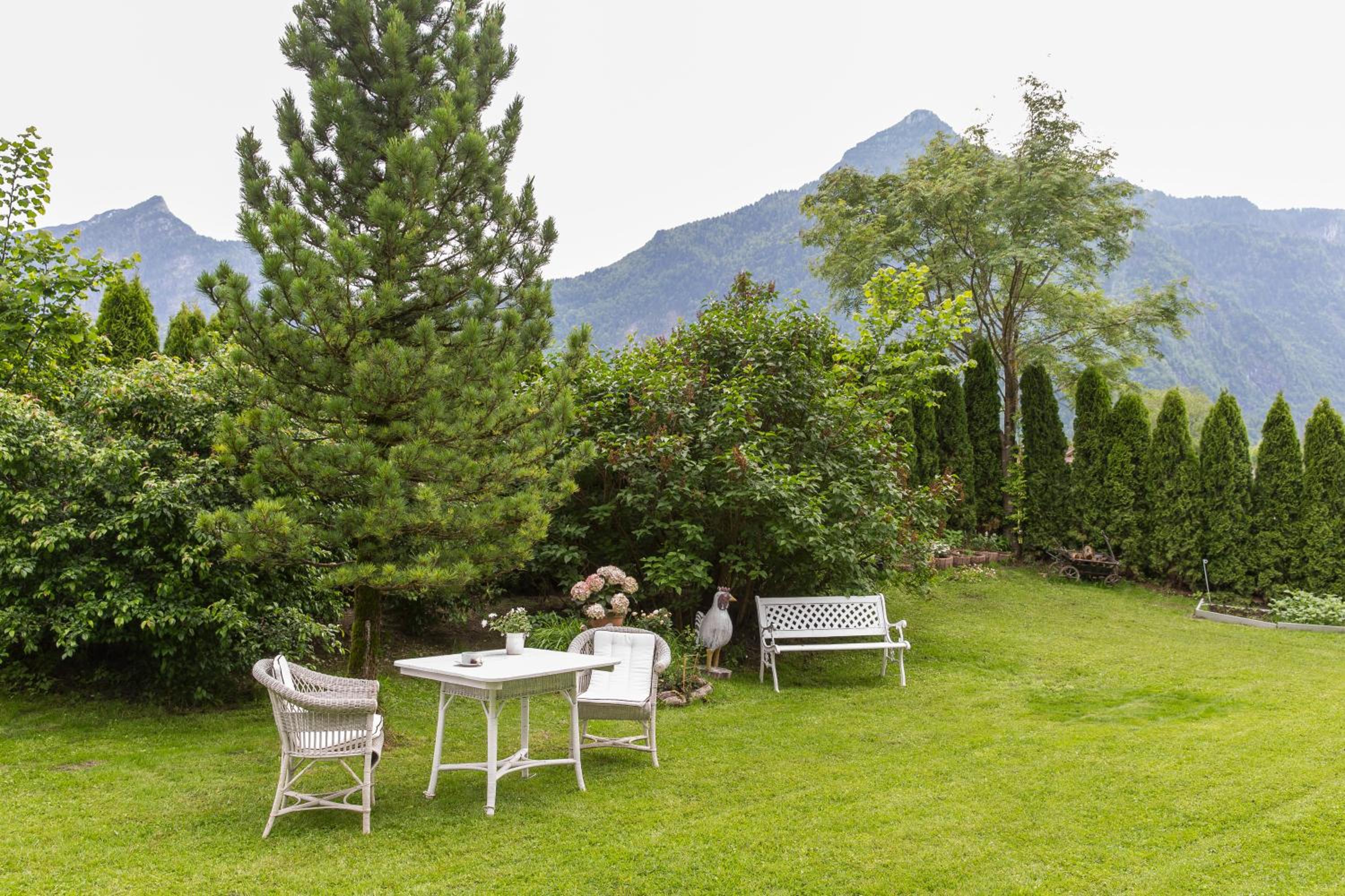 Forest Chalet, all famous ski areas around us, 15 min to city of salzburg, mountainview, panorama sauna, bath whirlpool, fire pit in garden up to 10 p