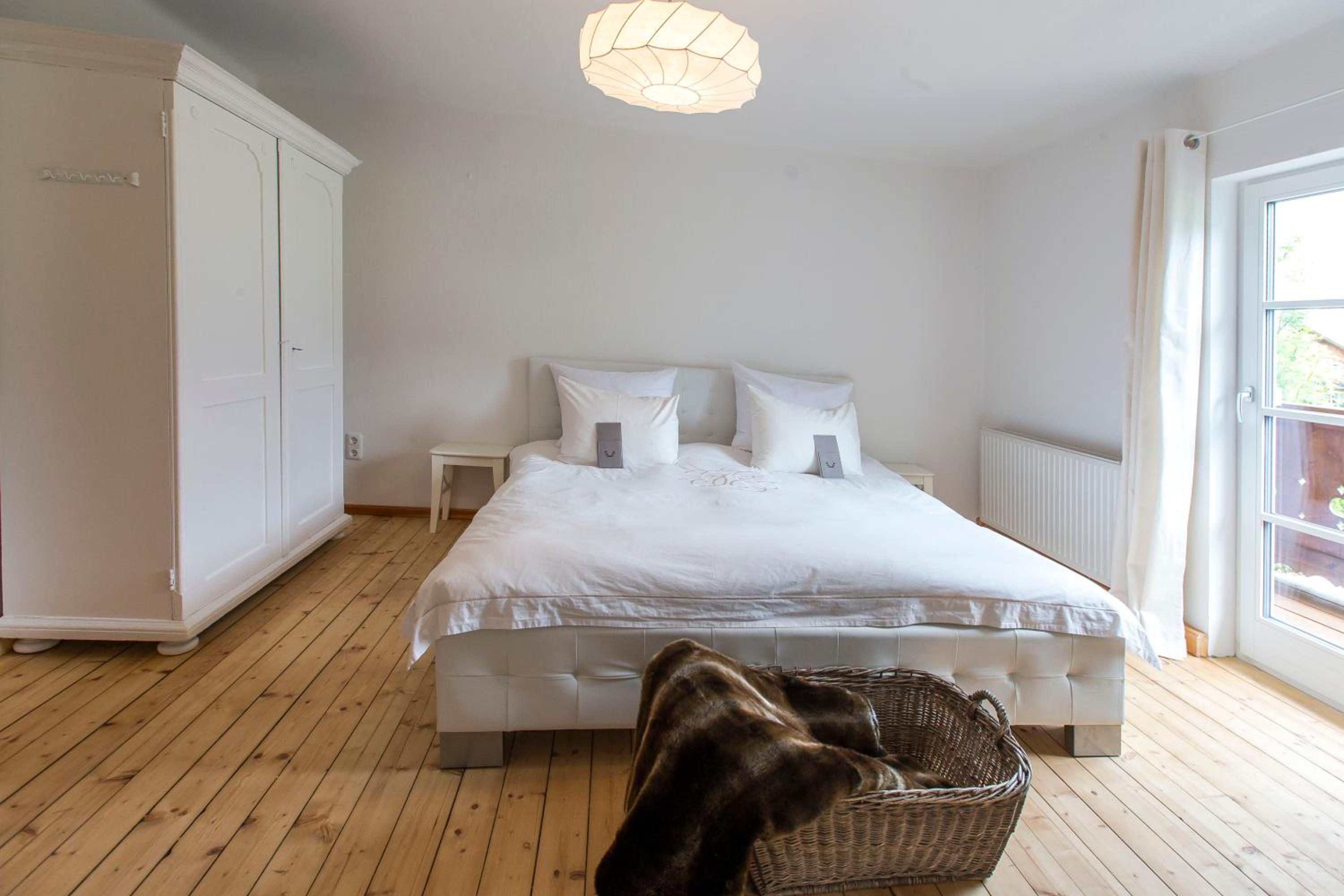 Forest Chalet, all famous ski areas around us, 15 min to city of salzburg, mountainview, panorama sauna, bath whirlpool, fire pit in garden up to 10 p