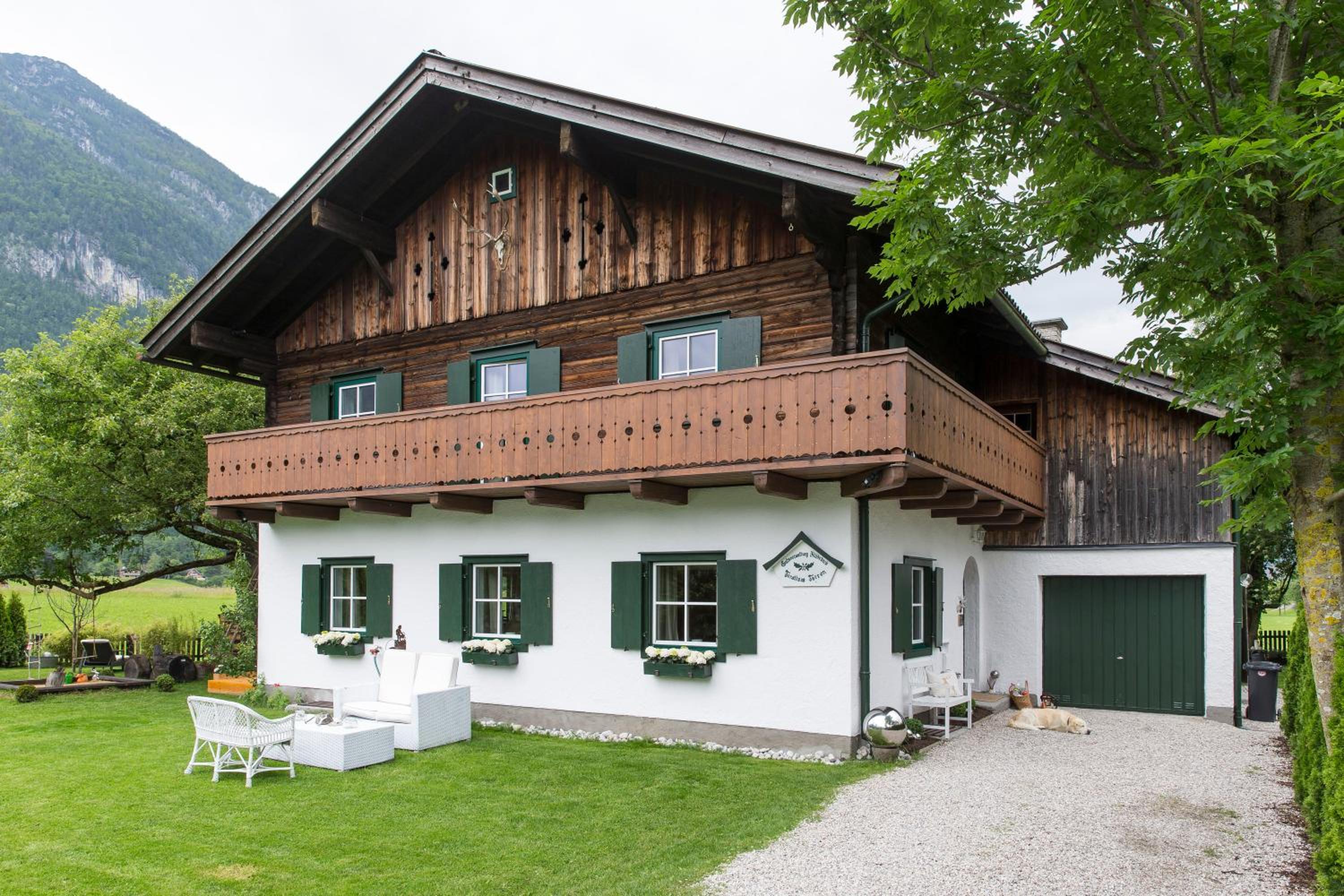 Forest Chalet, all famous ski areas around us, 15 min to city of salzburg, mountainview, panorama sauna, bath whirlpool, fire pit in garden up to 10 p