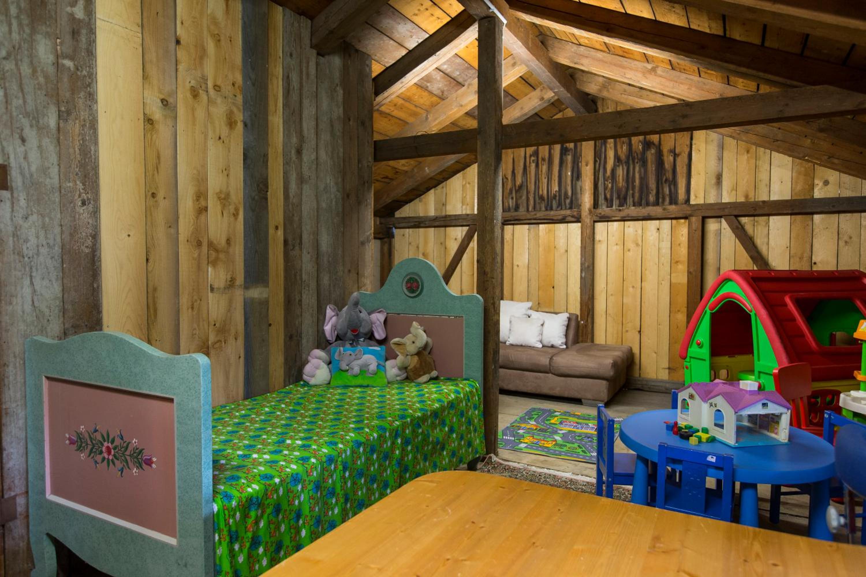 Forest Chalet, all famous ski areas around us, 15 min to city of salzburg, mountainview, panorama sauna, bath whirlpool, fire pit in garden up to 10 p