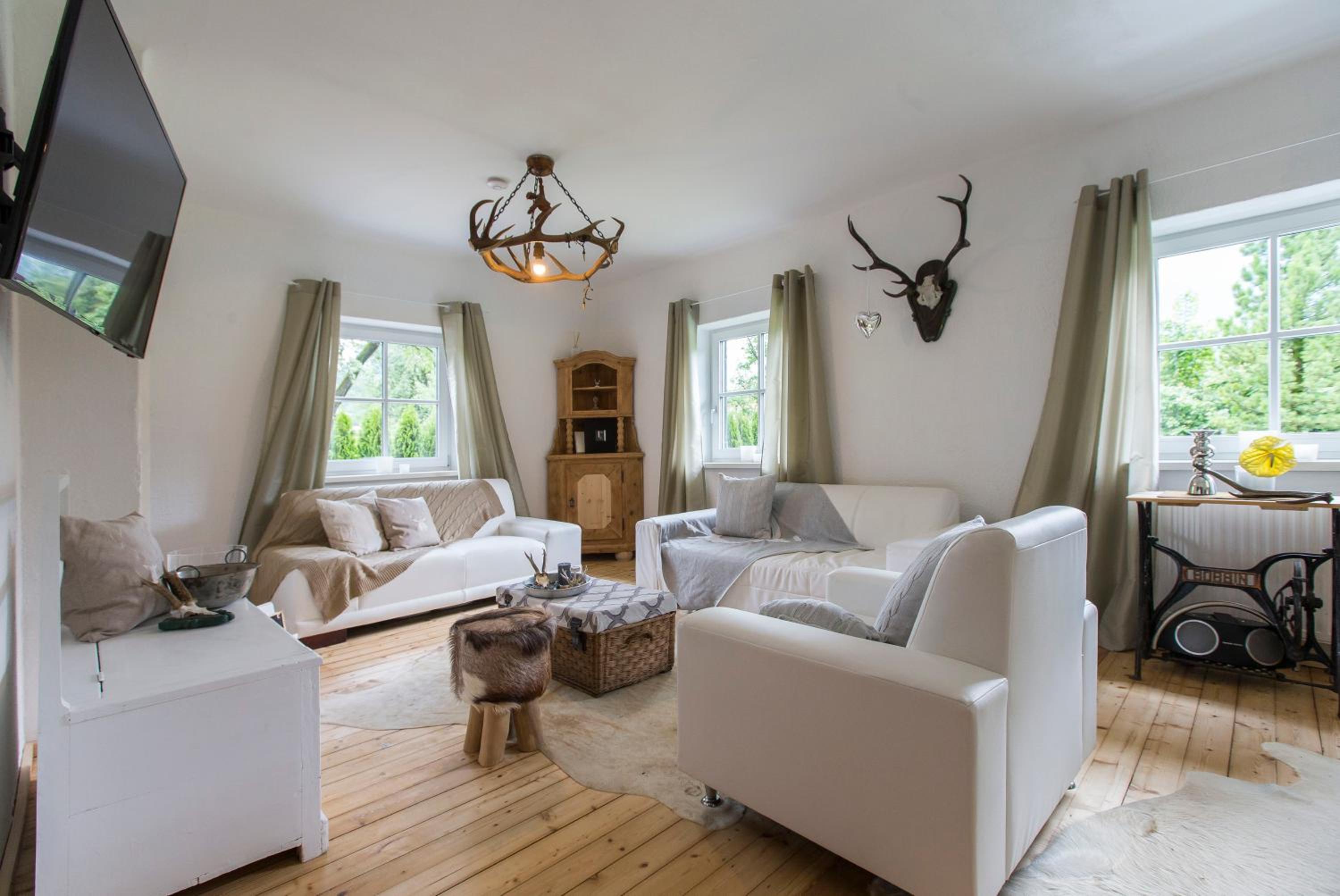 Forest Chalet, all famous ski areas around us, 15 min to city of salzburg, mountainview, panorama sauna, bath whirlpool, fire pit in garden up to 10 p