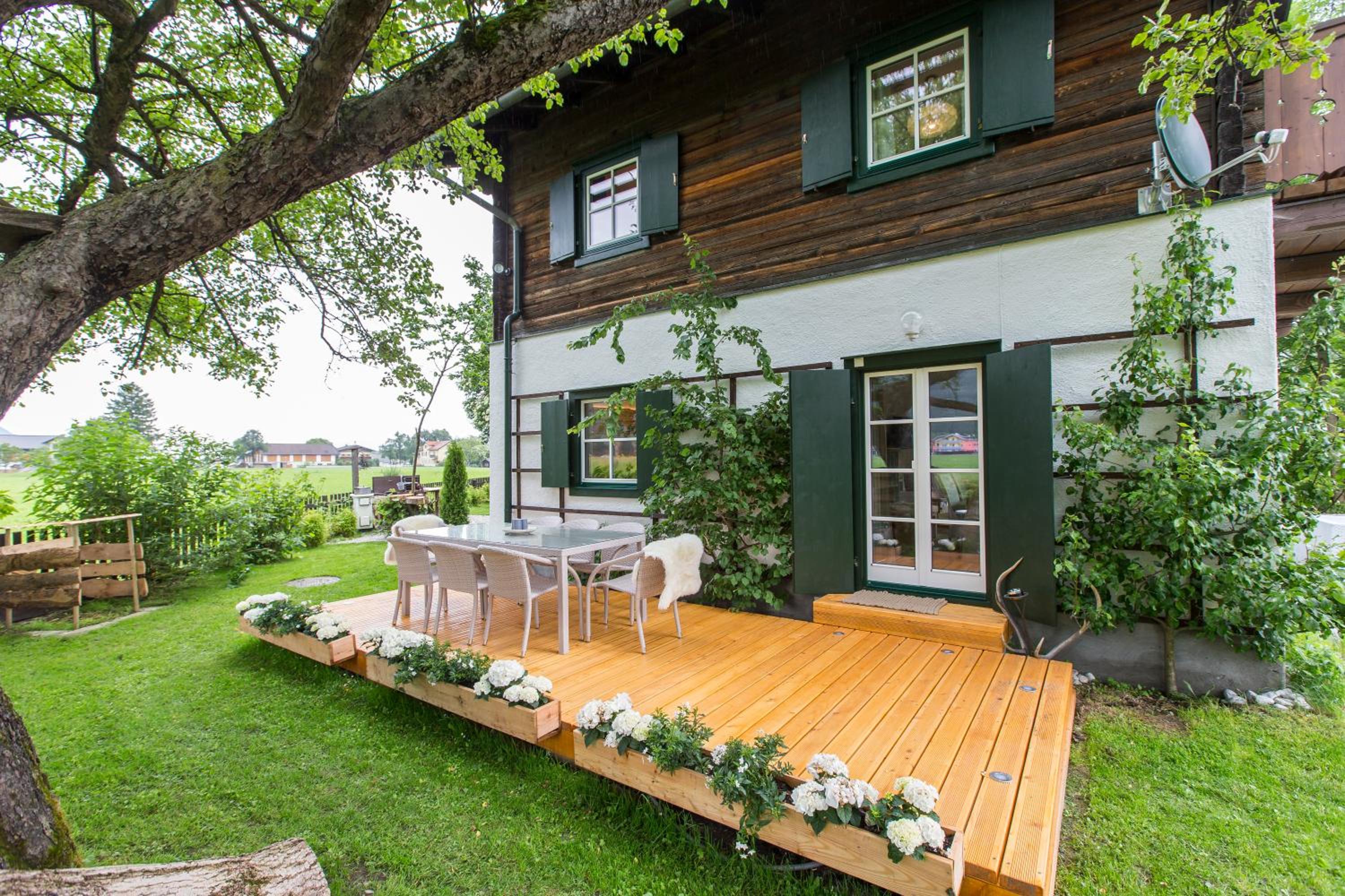 Forest Chalet, all famous ski areas around us, 15 min to city of salzburg, mountainview, panorama sauna, bath whirlpool, fire pit in garden up to 10 p
