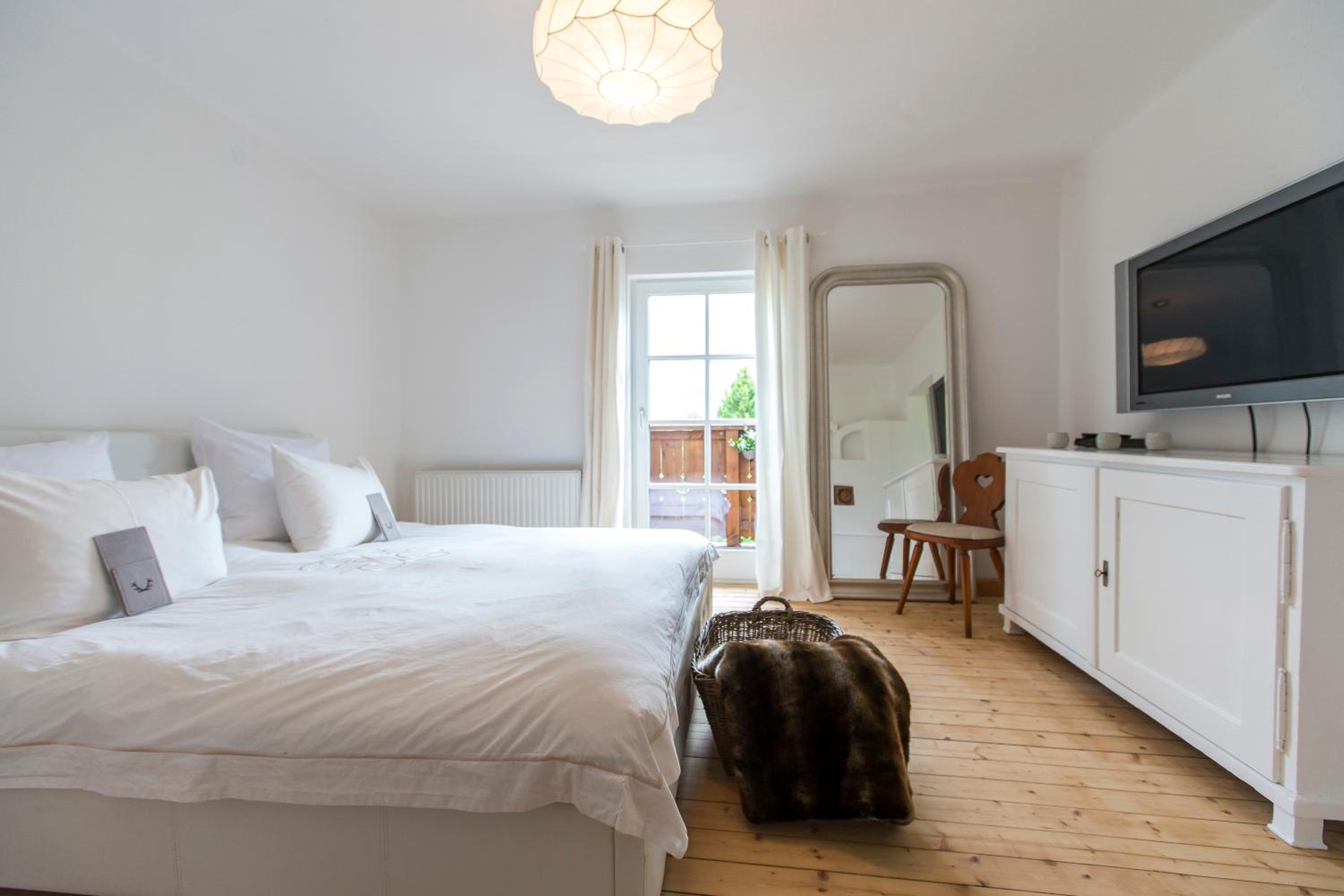Forest Chalet, all famous ski areas around us, 15 min to city of salzburg, mountainview, panorama sauna, bath whirlpool, fire pit in garden up to 10 p