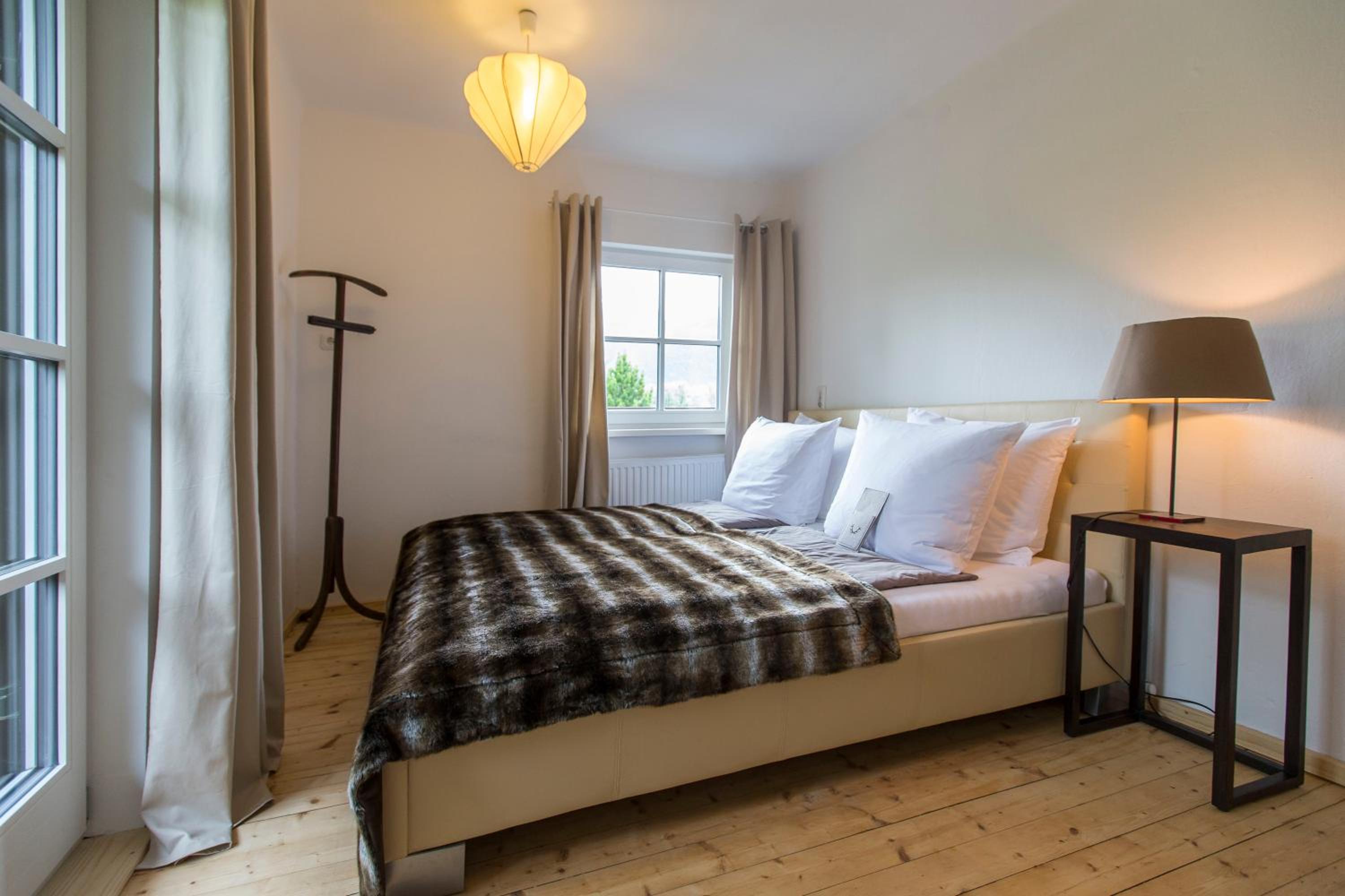 Forest Chalet, all famous ski areas around us, 15 min to city of salzburg, mountainview, panorama sauna, bath whirlpool, fire pit in garden up to 10 p