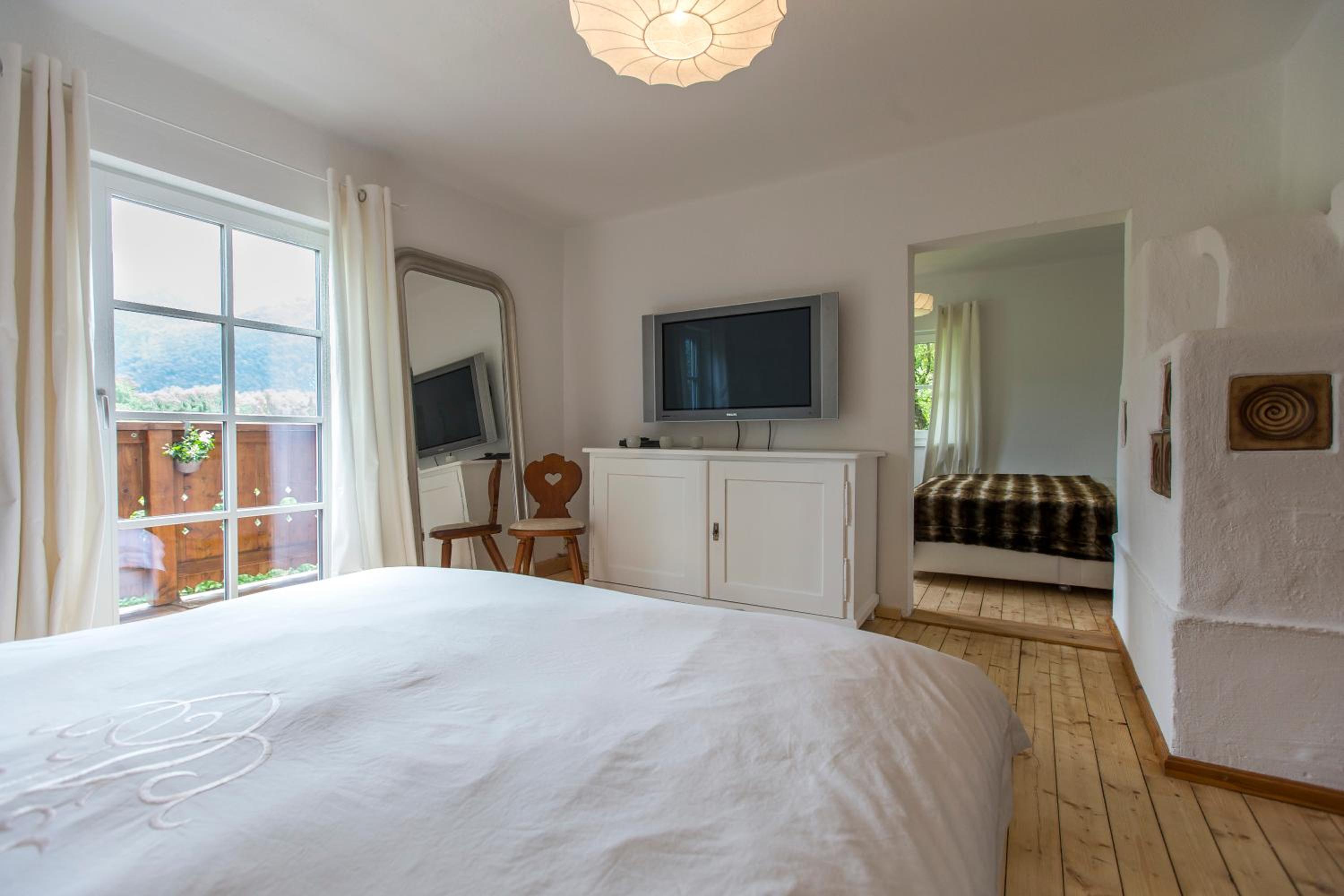 Forest Chalet, all famous ski areas around us, 15 min to city of salzburg, mountainview, panorama sauna, bath whirlpool, fire pit in garden up to 10 p