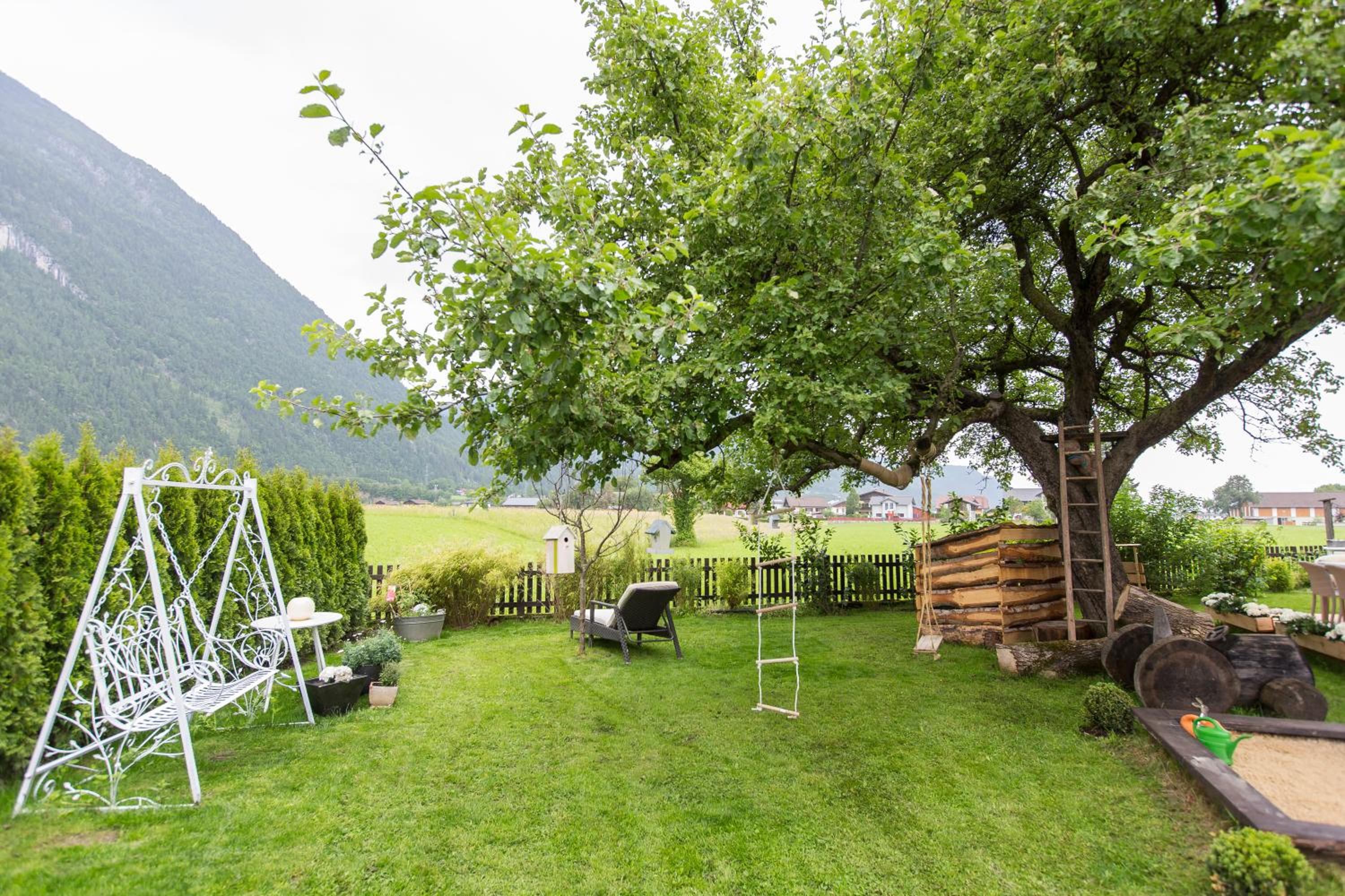 Forest Chalet, all famous ski areas around us, 15 min to city of salzburg, mountainview, panorama sauna, bath whirlpool, fire pit in garden up to 10 p