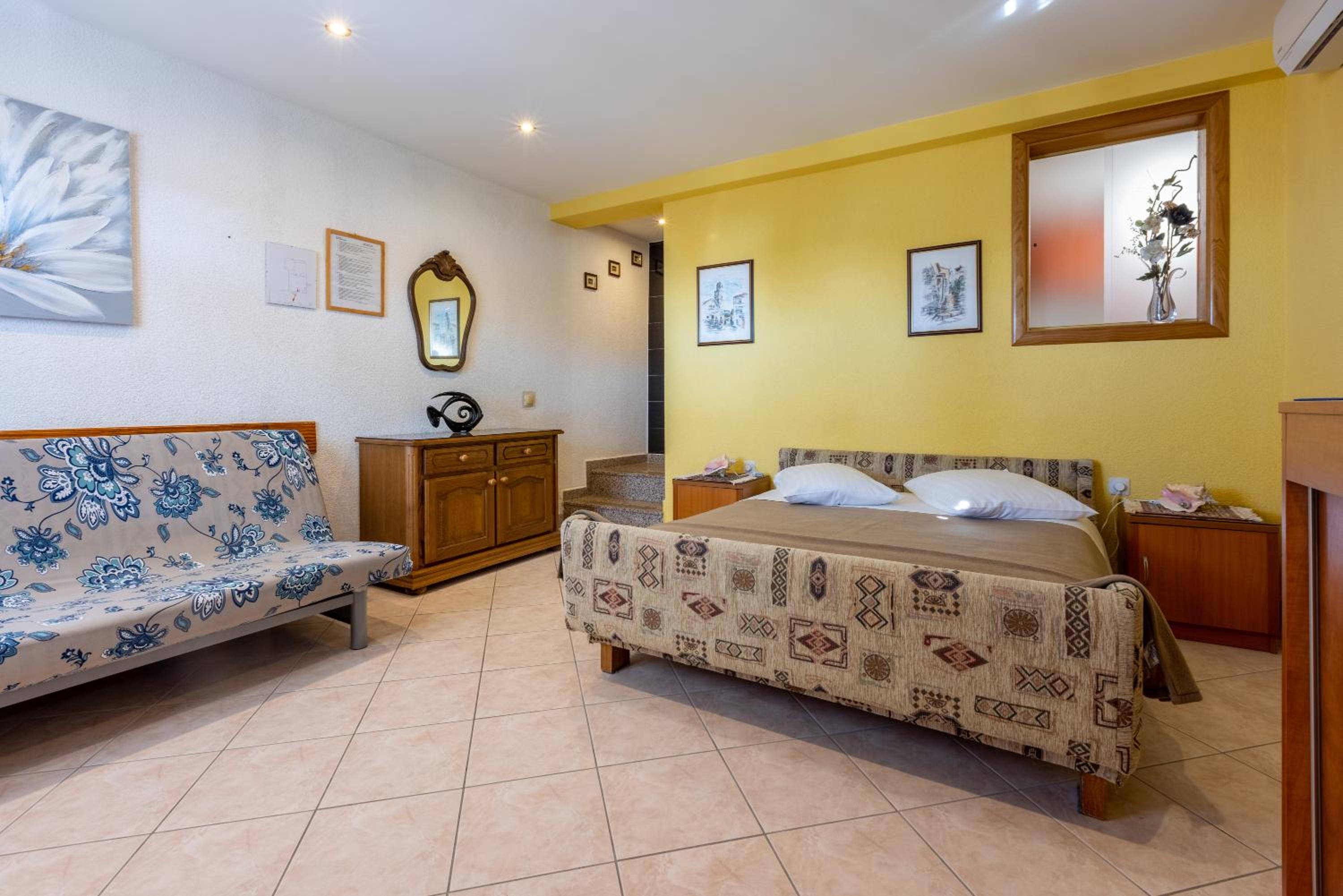 ELLEN Apartments 250m from the beach view 2