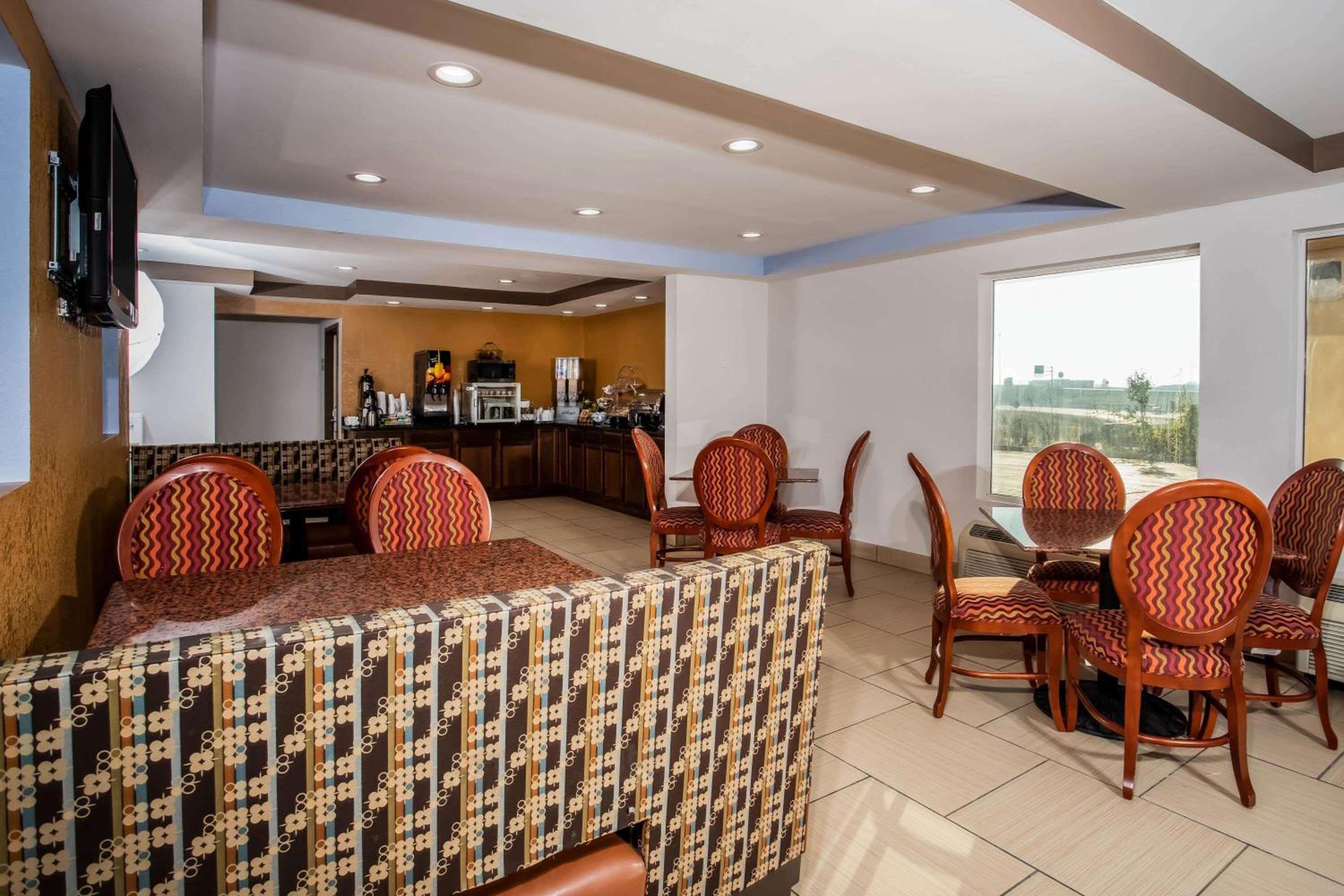 Travelodge by Wyndham Fort Wayne North view 2