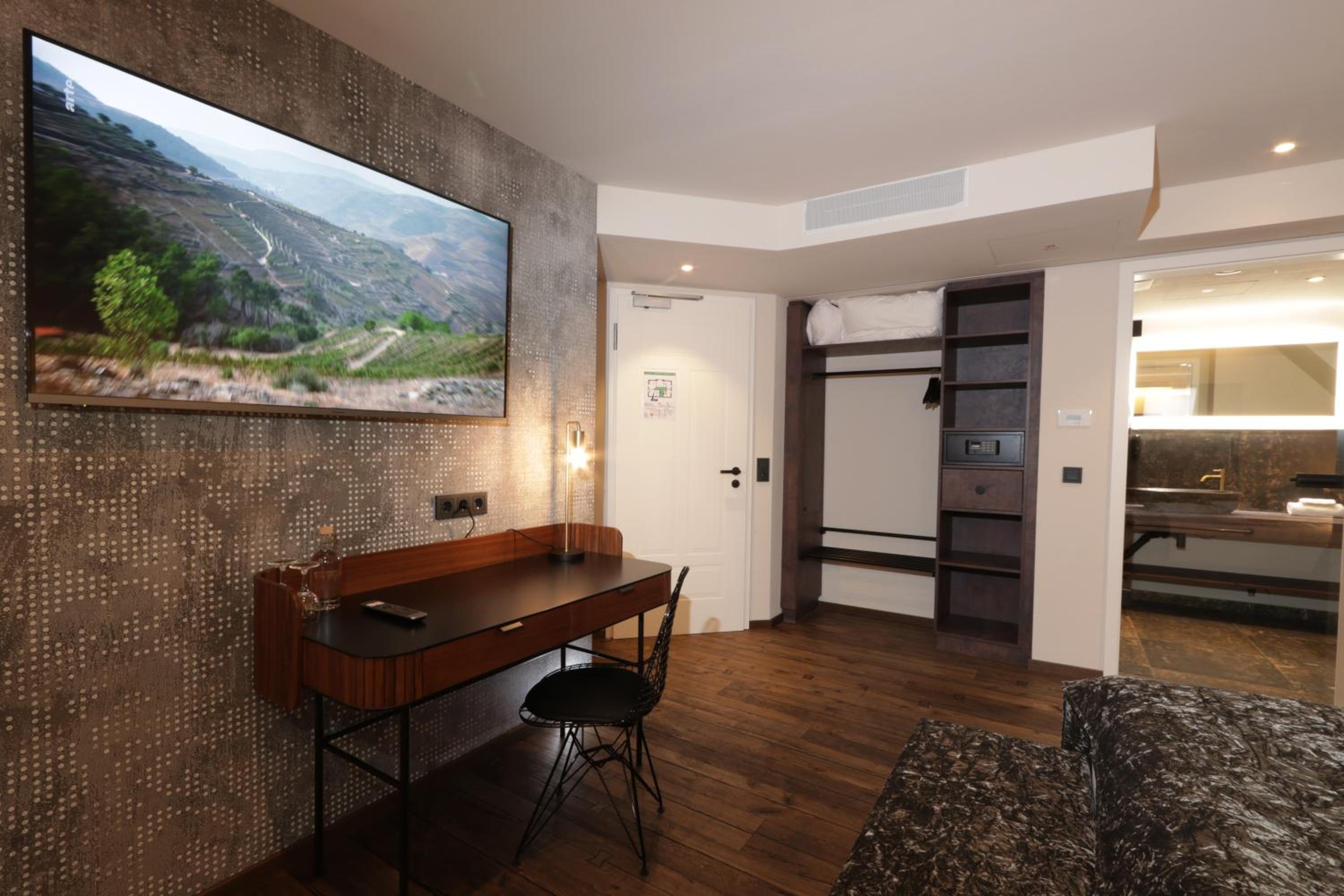 REINHARDTs HOTEL - Property Image 5