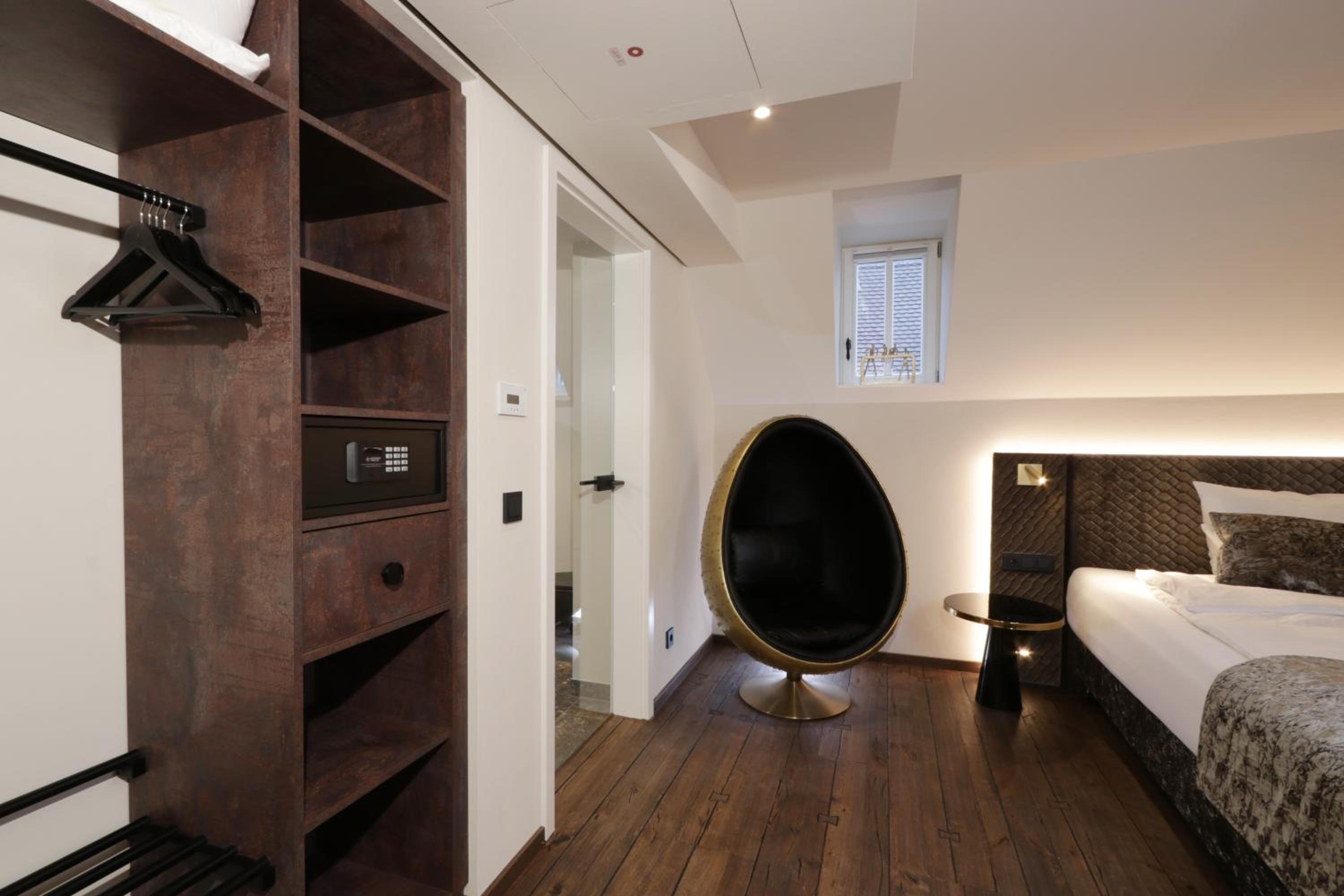 REINHARDTs HOTEL - Property Image 4