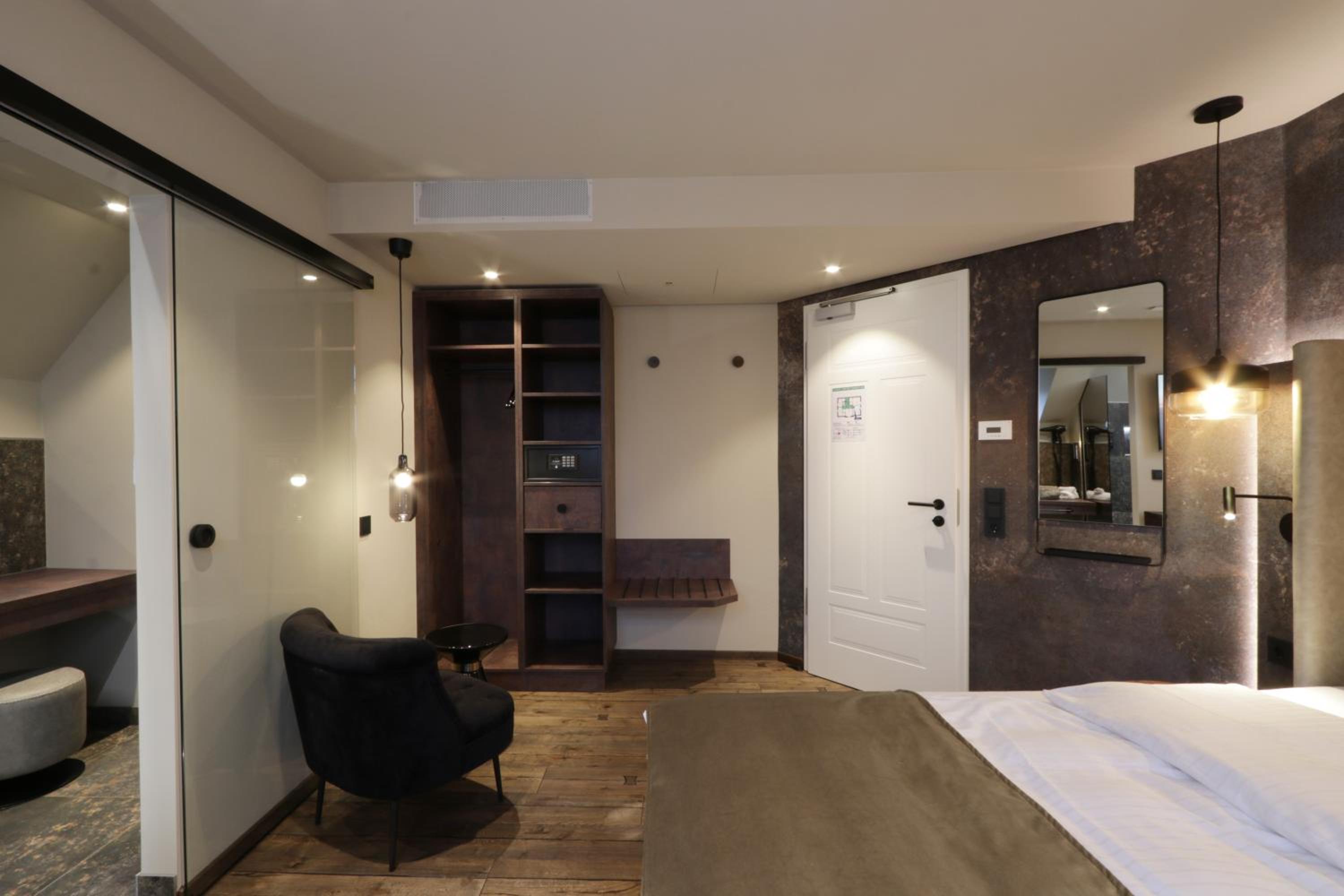 REINHARDTs HOTEL - Property Image 11