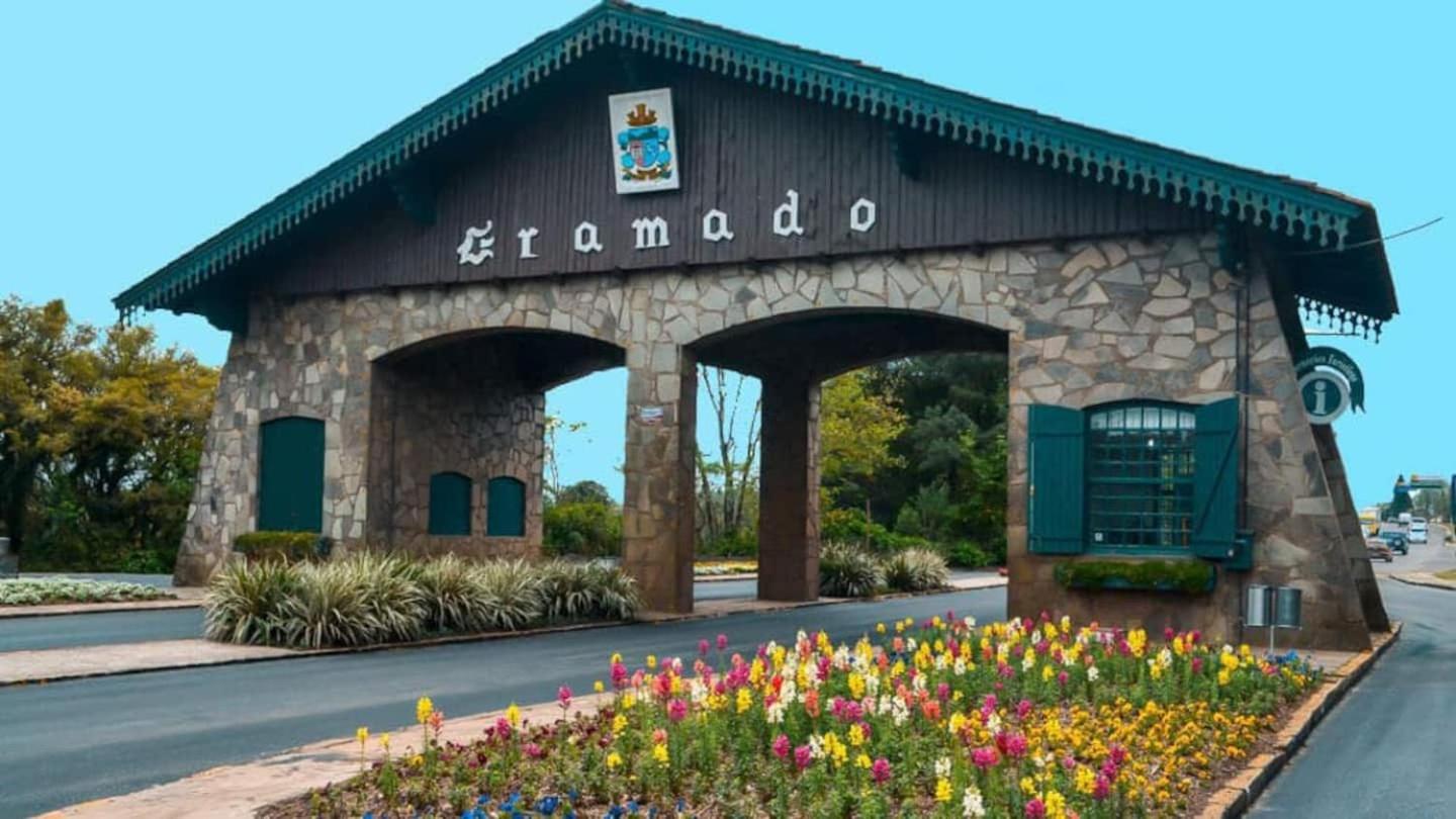 Grey House, próximo a Gramado e ao Templo Budista