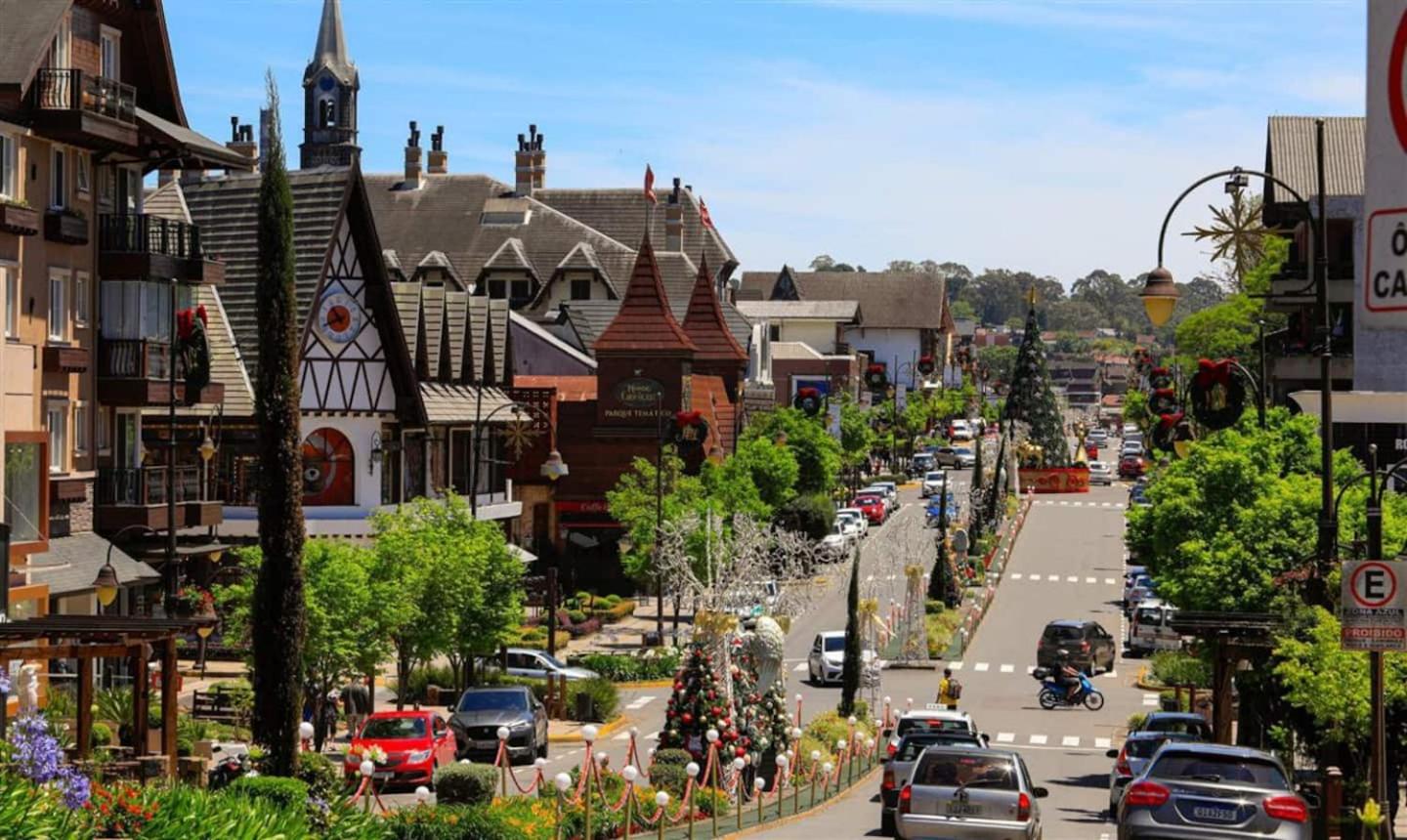Grey House, próximo a Gramado e ao Templo Budista
