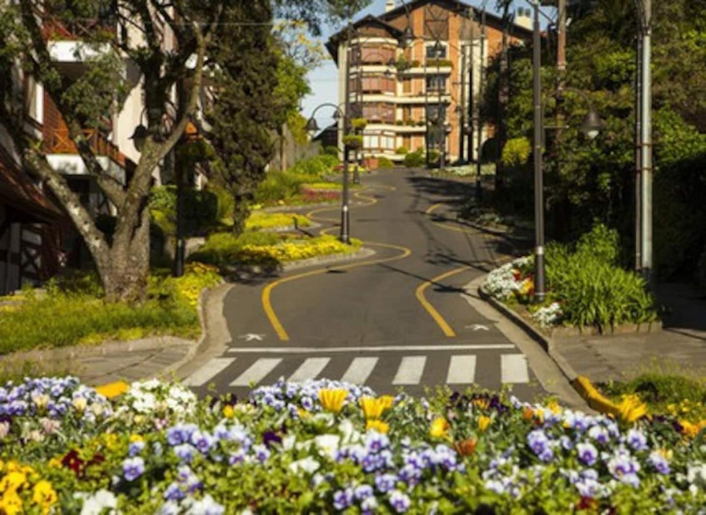 Grey House, próximo a Gramado e ao Templo Budista
