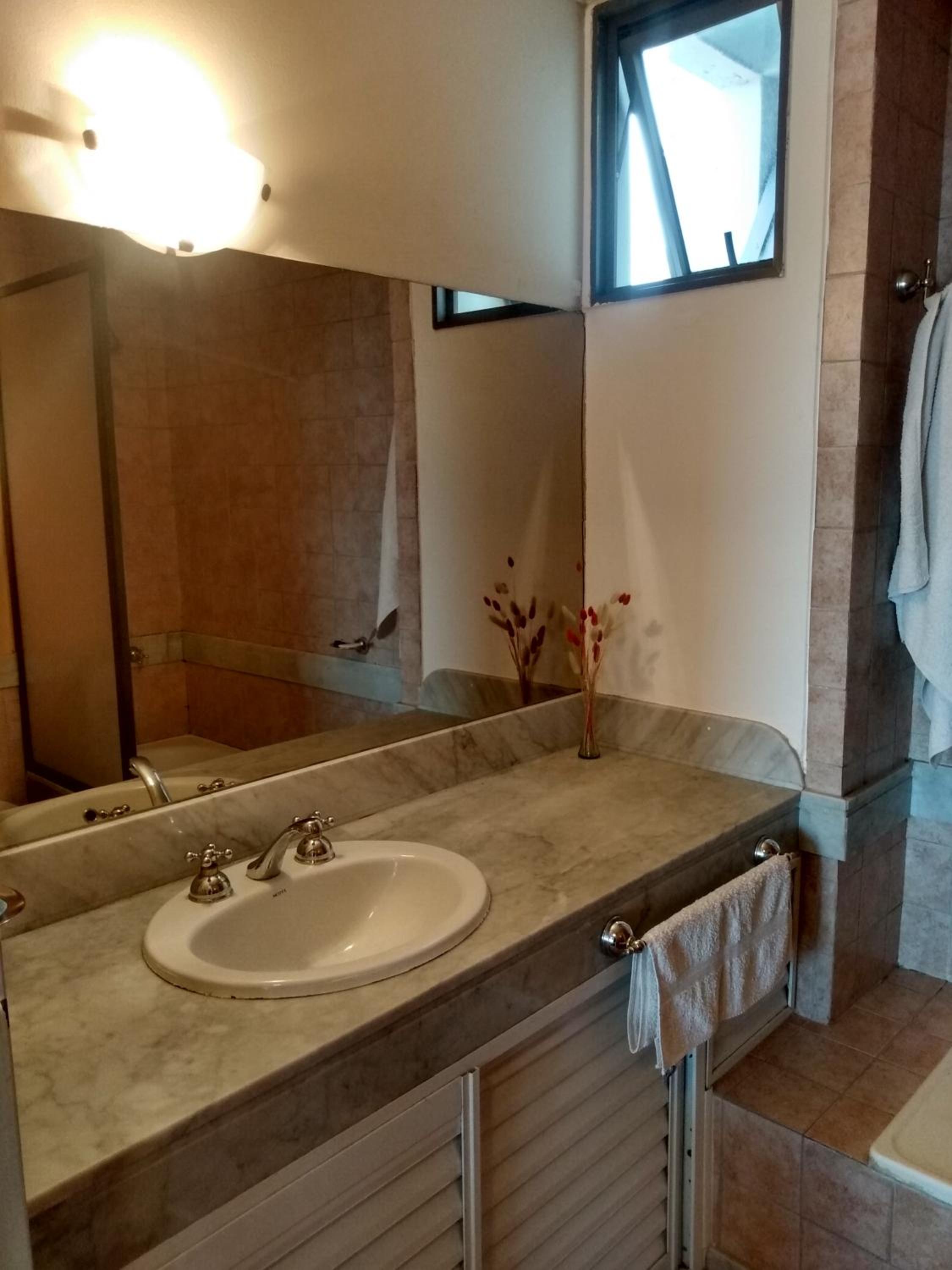 -Excelente departamento, a metros del Shopping Paso del Paraná, vista al río Paraná, cochera techada privada - silencio - ideal para descansar - barrio res