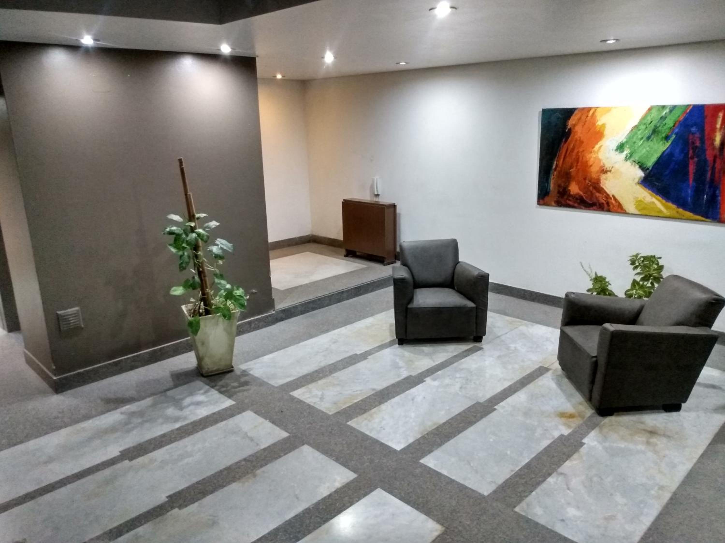 -Excelente departamento, a metros del Shopping Paso del Paraná, vista al río Paraná, cochera techada privada - silencio - ideal para descansar - barrio res
