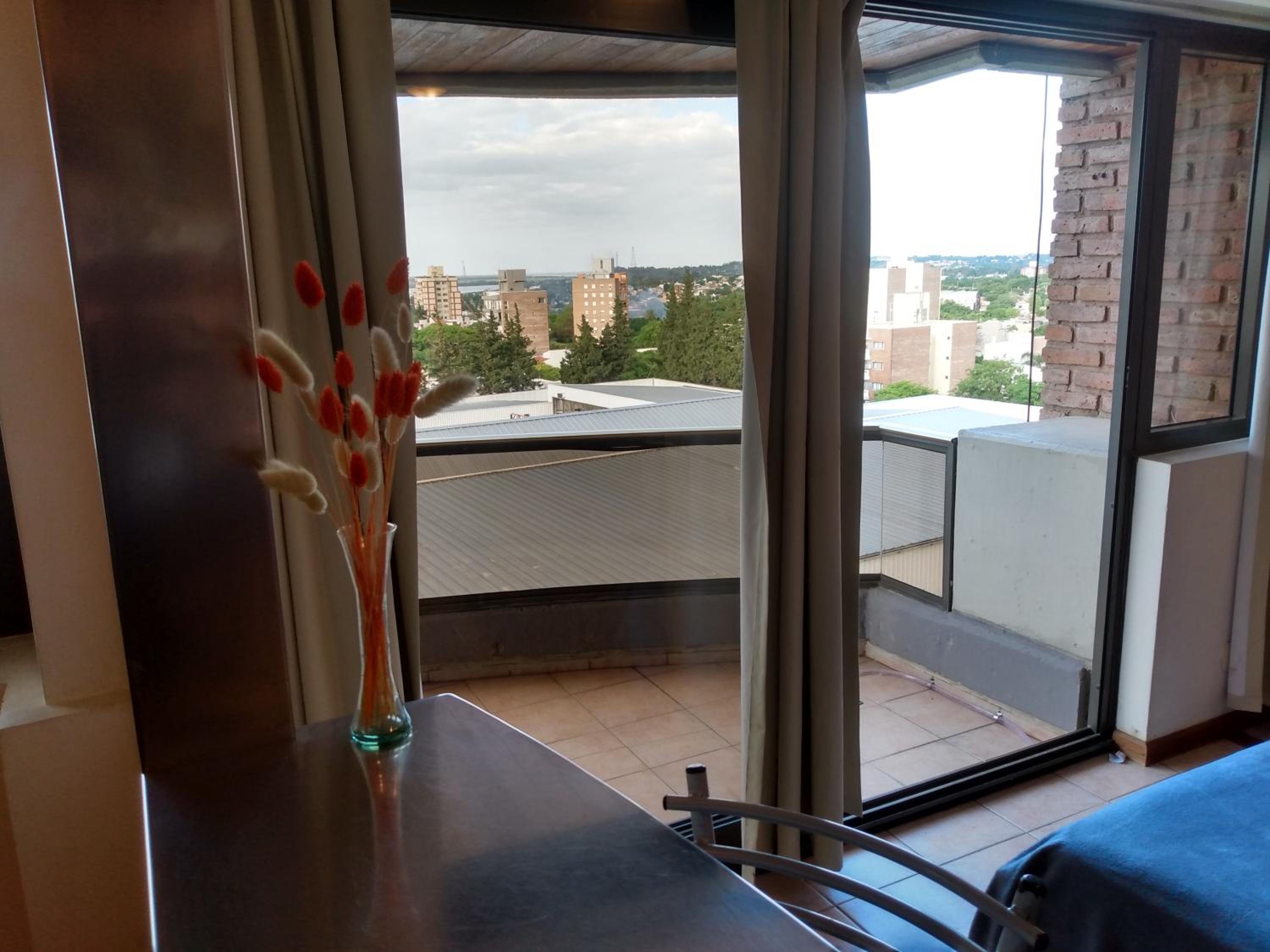 -Excelente departamento, a metros del Shopping Paso del Paraná, vista al río Paraná, cochera techada privada - silencio - ideal para descansar - barrio res