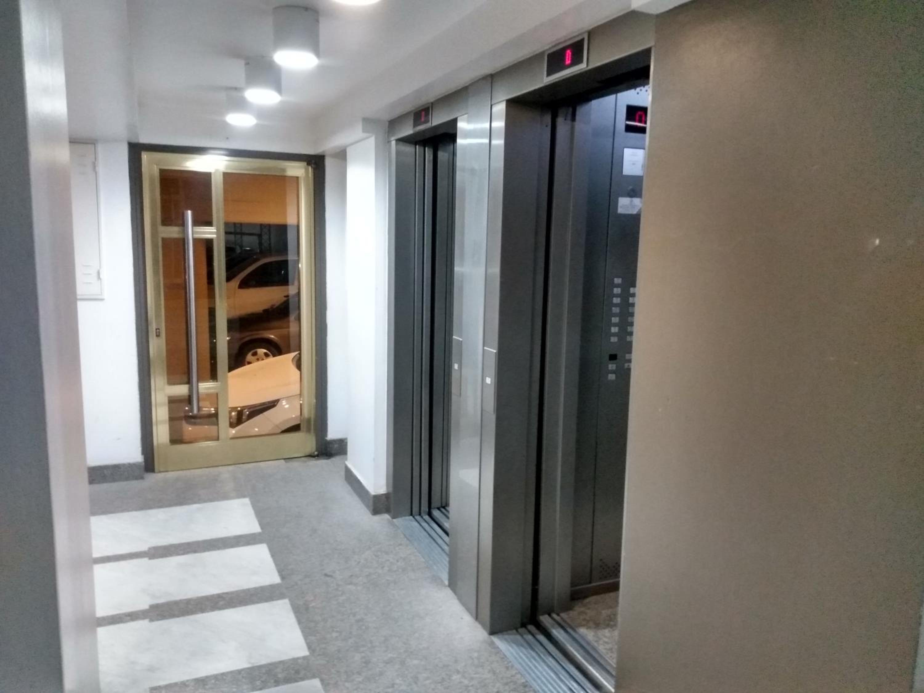 -Excelente departamento, a metros del Shopping Paso del Paraná, vista al río Paraná, cochera techada privada - silencio - ideal para descansar - barrio res