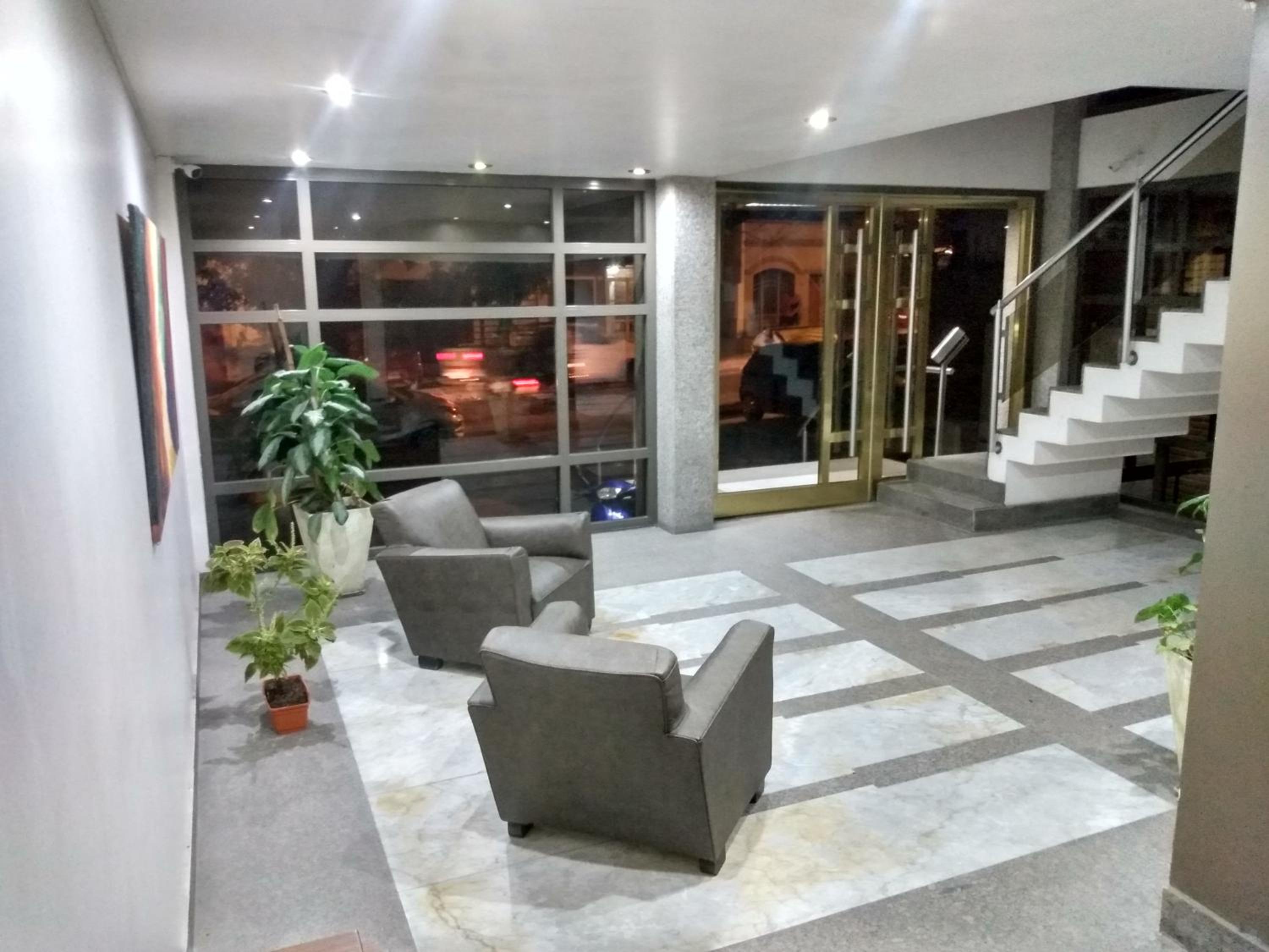 -Excelente departamento, a metros del Shopping Paso del Paraná, vista al río Paraná, cochera techada privada - silencio - ideal para descansar - barrio res