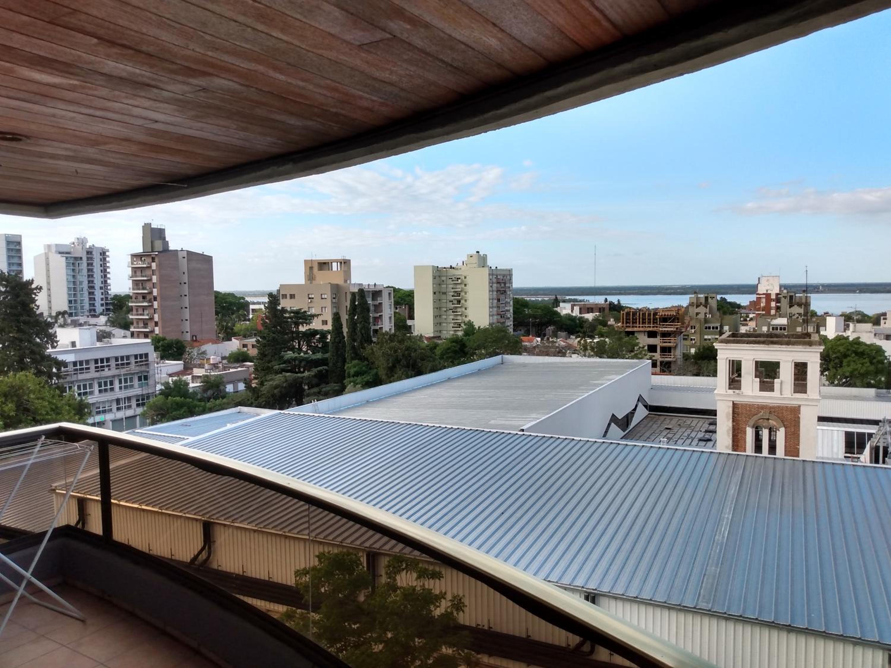 -Excelente departamento, a metros del Shopping Paso del Paraná, vista al río Paraná, cochera techada privada - silencio - ideal para descansar - barrio res