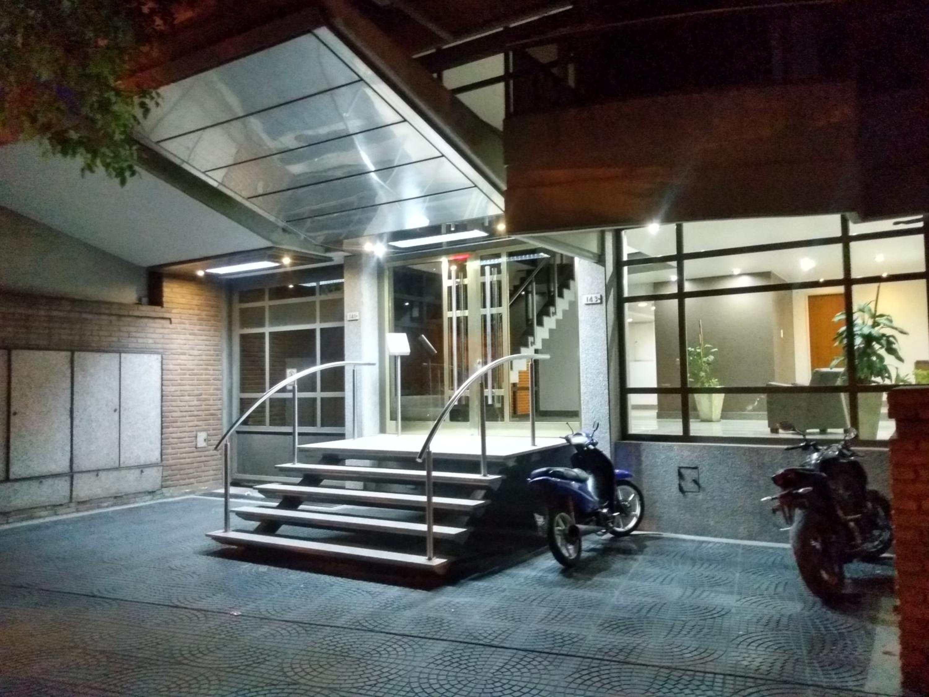 -Excelente departamento, a metros del Shopping Paso del Paraná, vista al río Paraná, cochera techada privada - silencio - ideal para descansar - barrio res