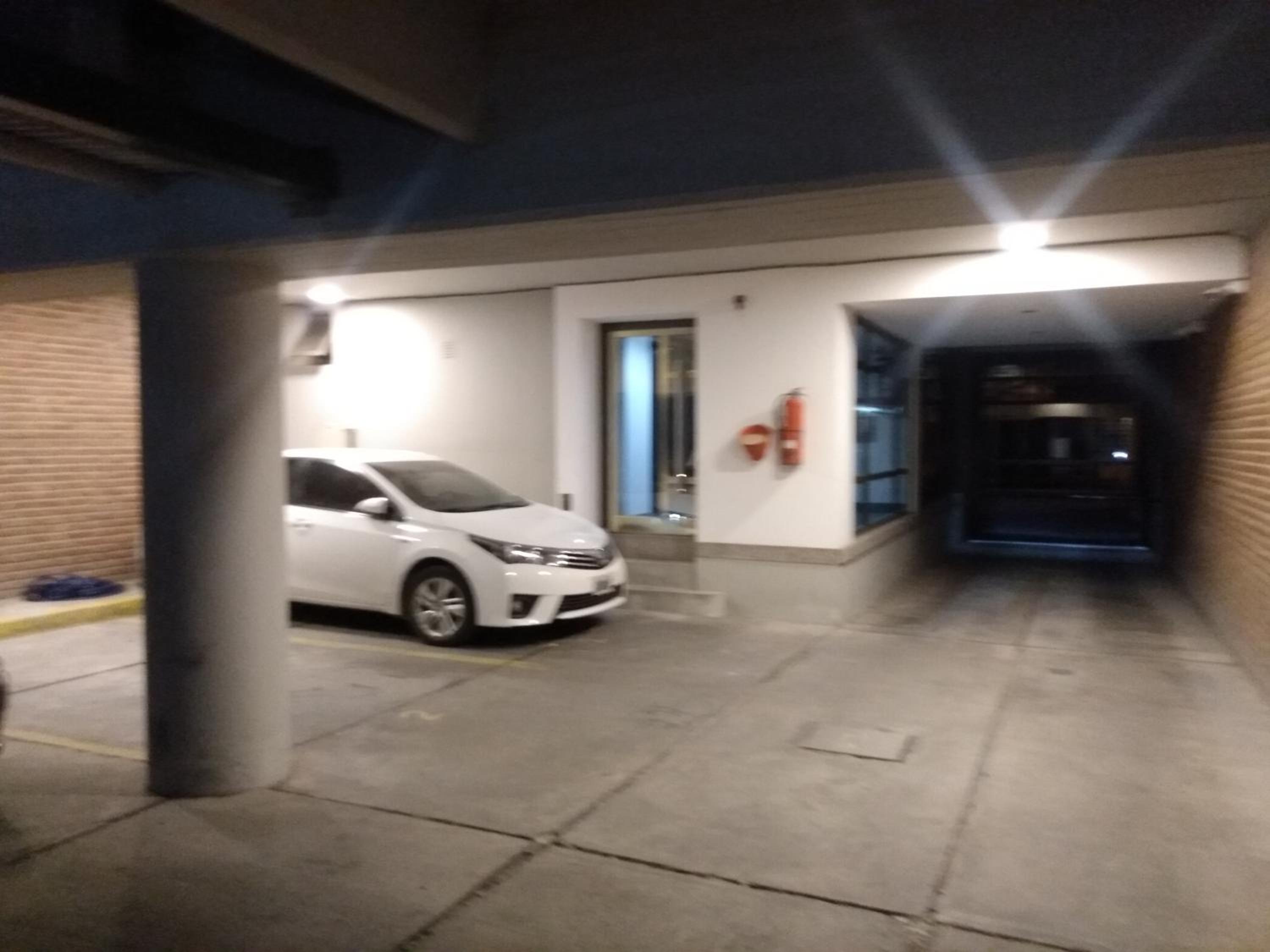 -Excelente departamento, a metros del Shopping Paso del Paraná, vista al río Paraná, cochera techada privada - silencio - ideal para descansar - barrio res
