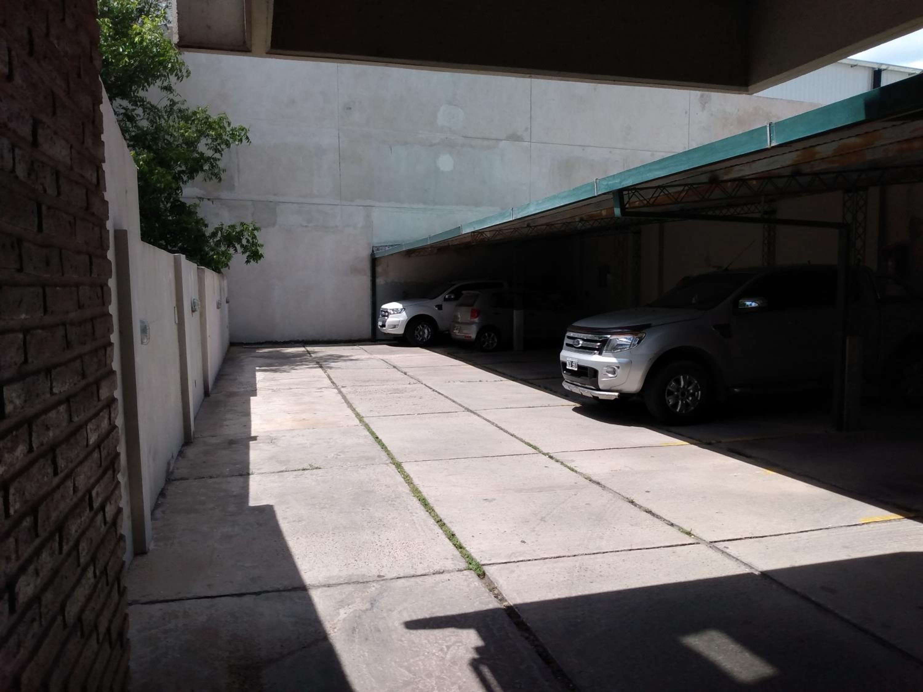 -Excelente departamento, a metros del Shopping Paso del Paraná, vista al río Paraná, cochera techada privada - silencio - ideal para descansar - barrio res