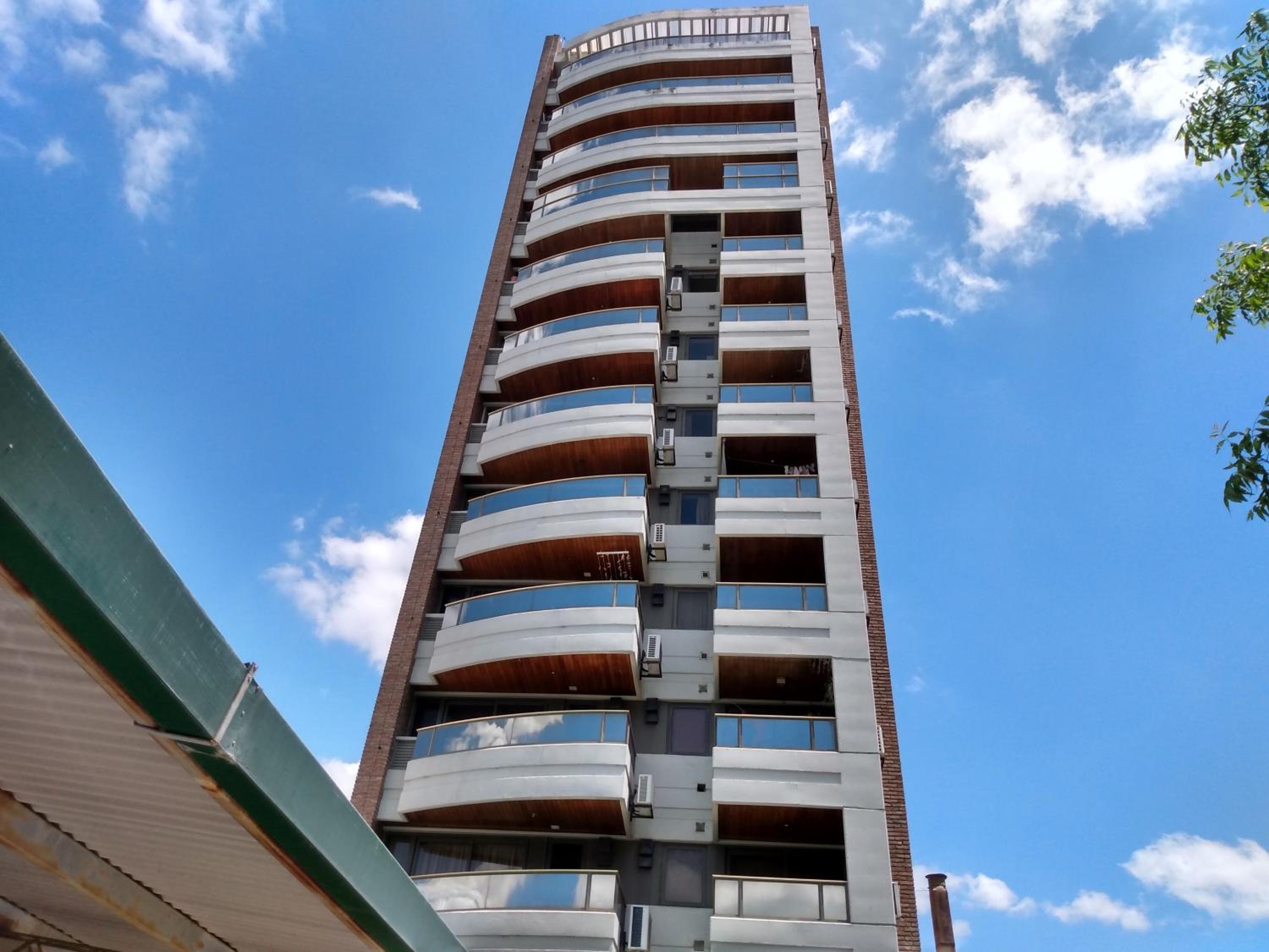-Excelente departamento, a metros del Shopping Paso del Paraná, vista al río Paraná, cochera techada privada - silencio - ideal para descansar - barrio res