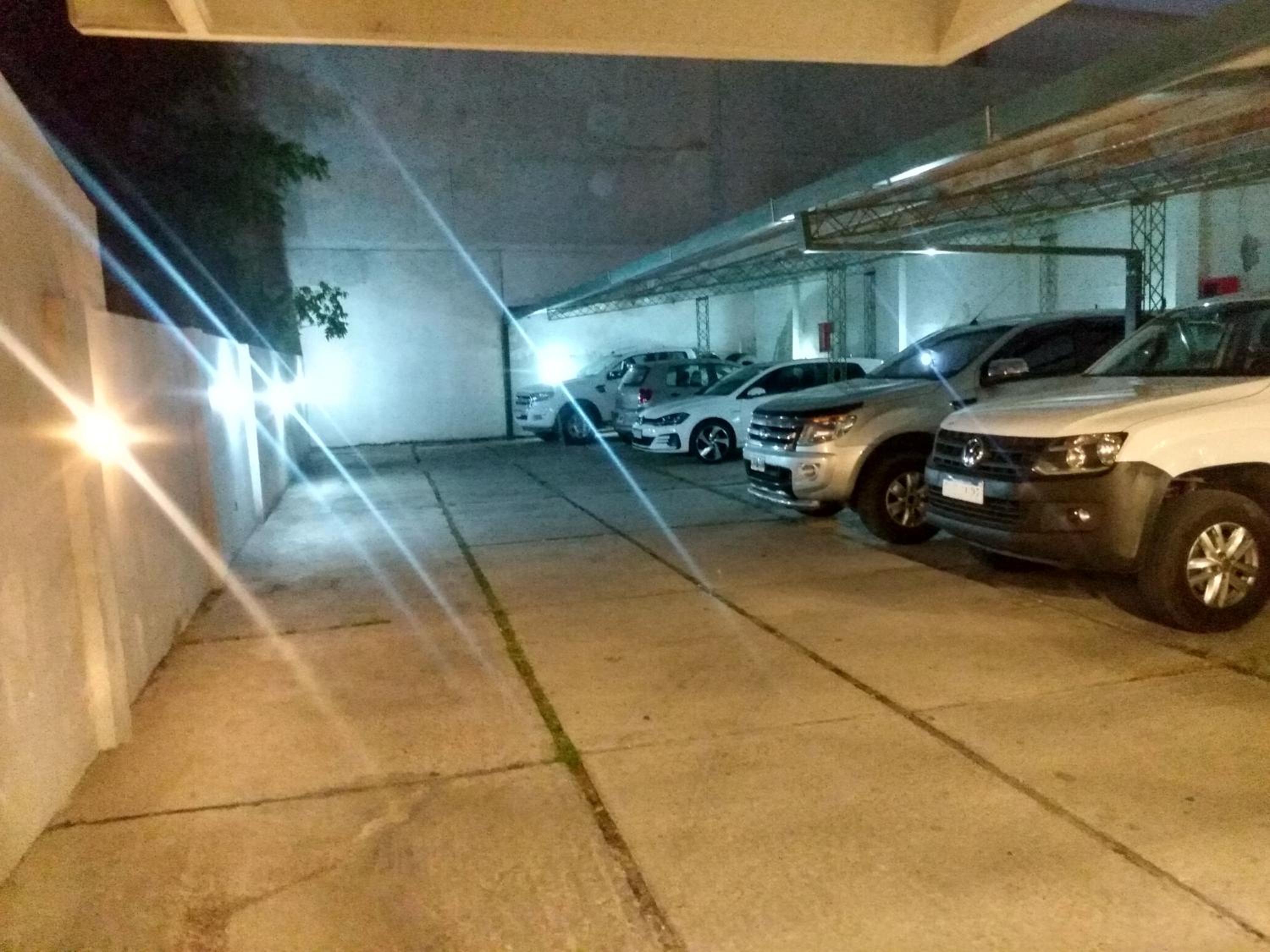-Excelente departamento, a metros del Shopping Paso del Paraná, vista al río Paraná, cochera techada privada - silencio - ideal para descansar - barrio res