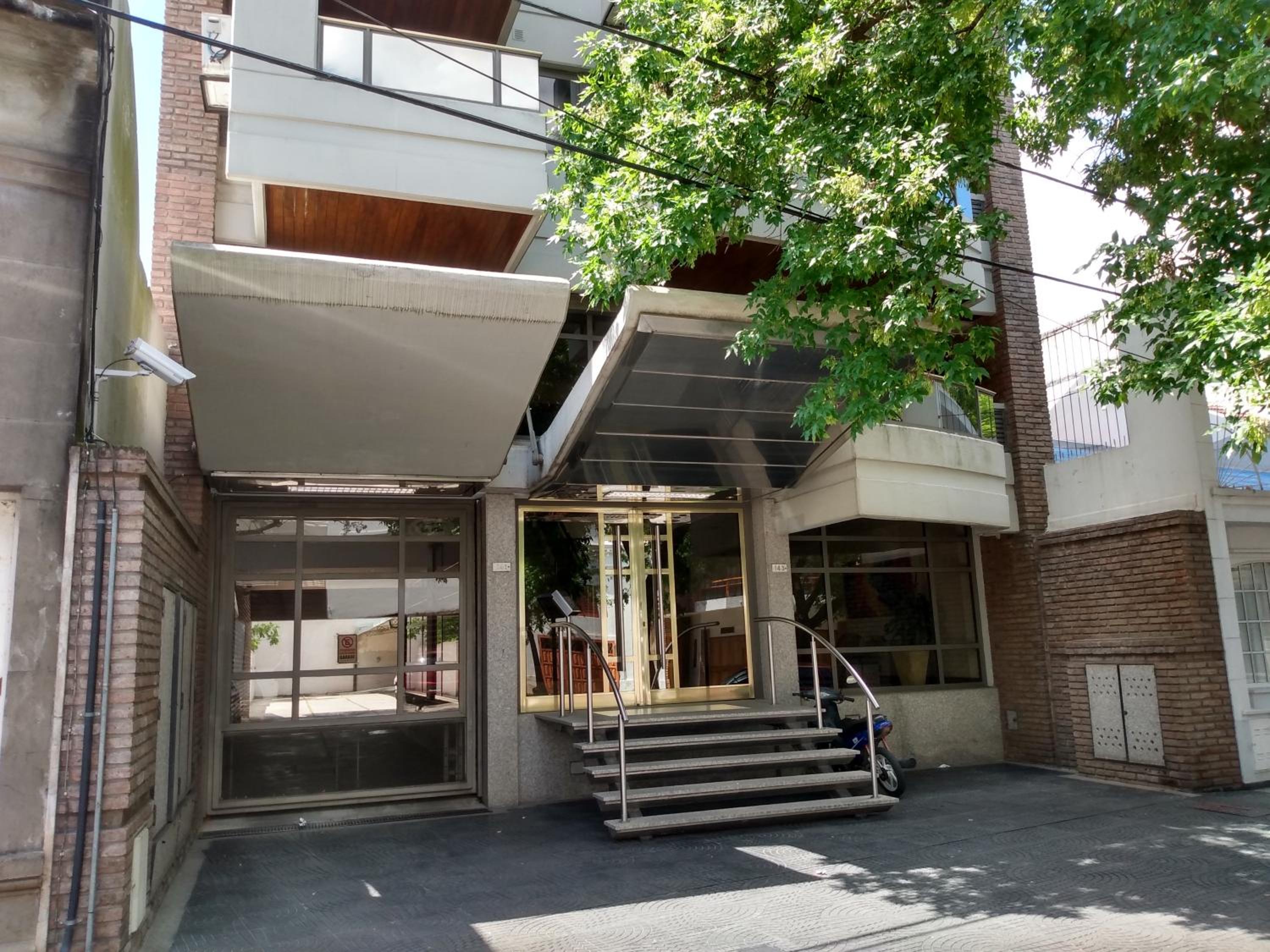 -Excelente departamento, a metros del Shopping Paso del Paraná, vista al río Paraná, cochera techada privada - silencio - ideal para descansar - barrio res