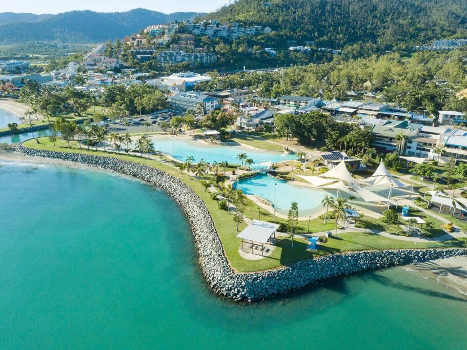 STAR VIEW 9, POOL, WIFI, SLEEP 4, BEST VIEWS IN AIRLIE