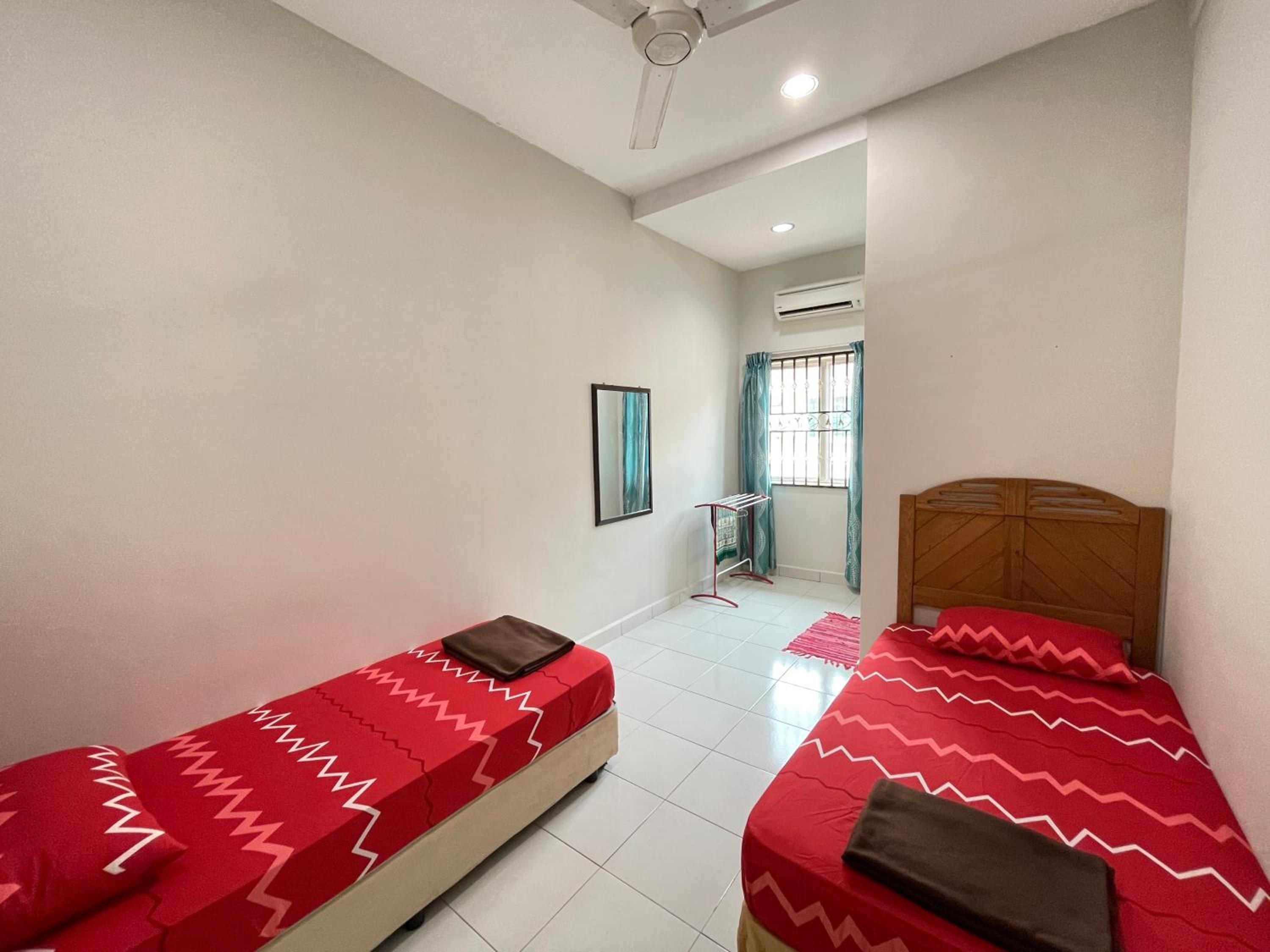 Near Beach and Airport - Ivana Homestay Unit C1 photo 5