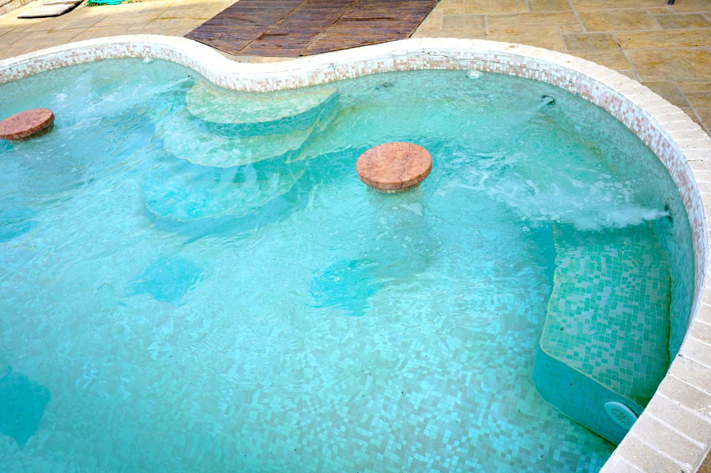 Antica Pietra holiday house with pool