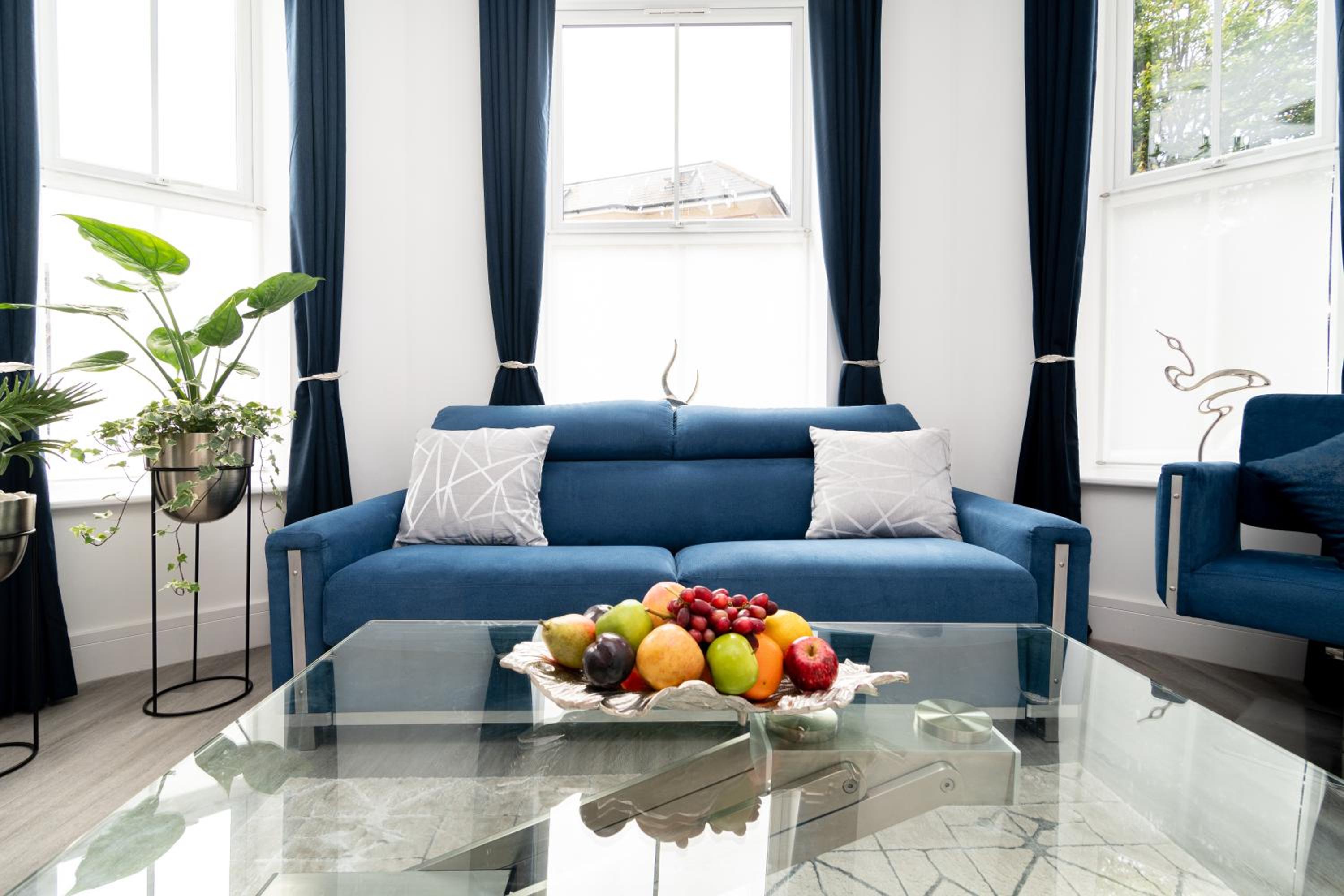 THE PALMS Lux living Condo B'mouth Town Centre & Beach view 4