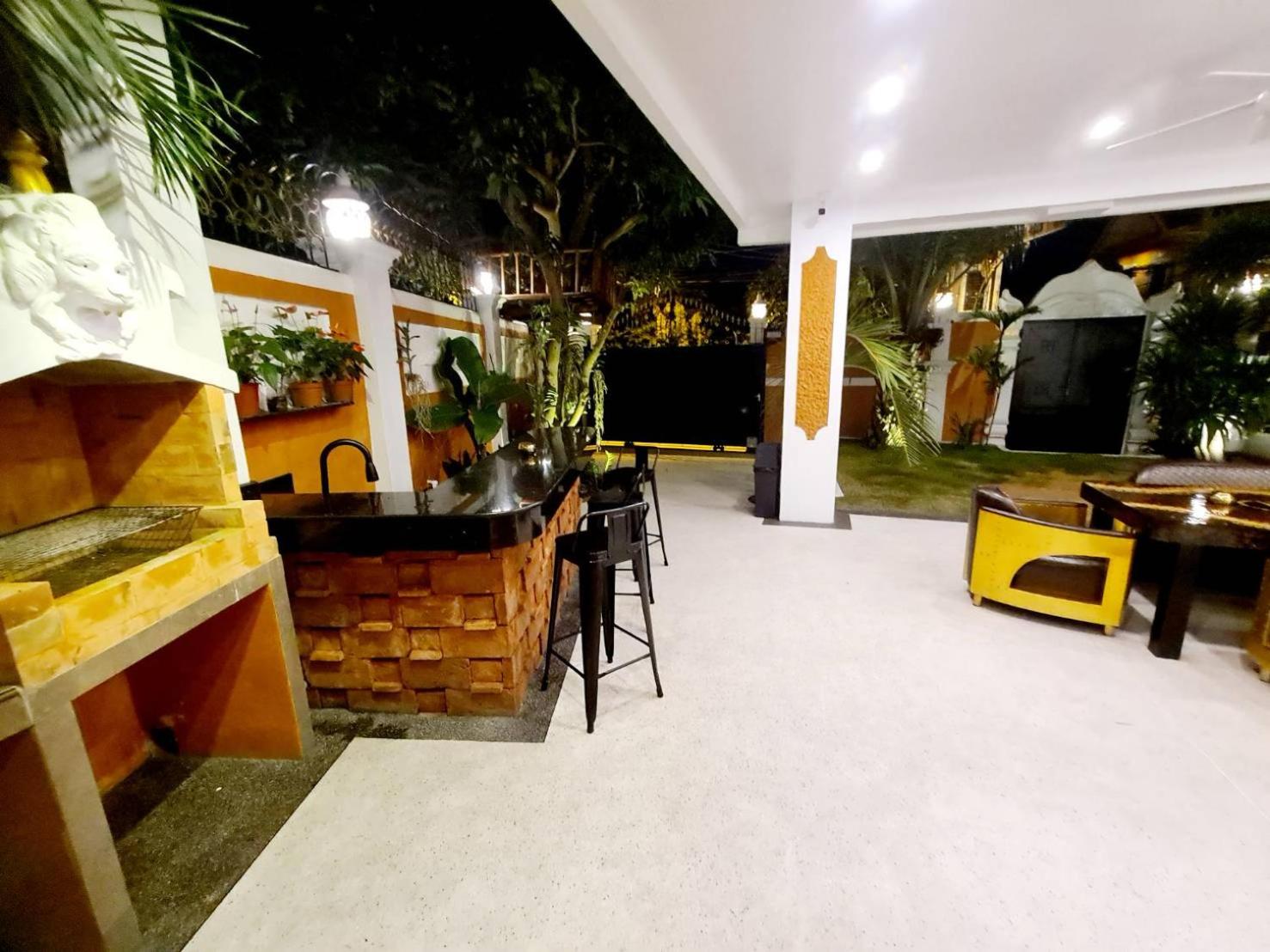 IZZYLAND Luxury Pool Villa Pattaya Walking Street view 3