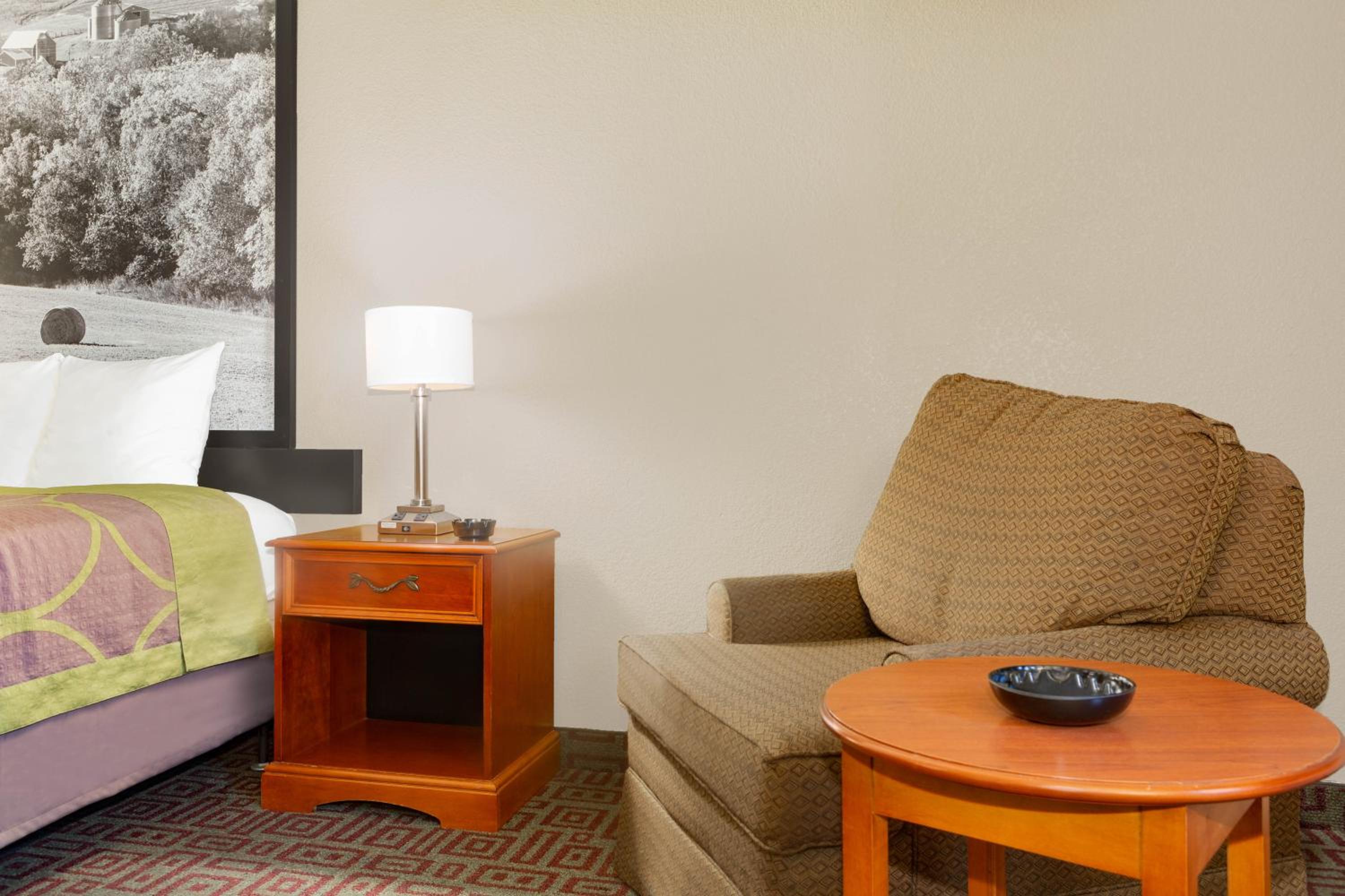 Super 8 by Wyndham Fort Madison - Property Image 18