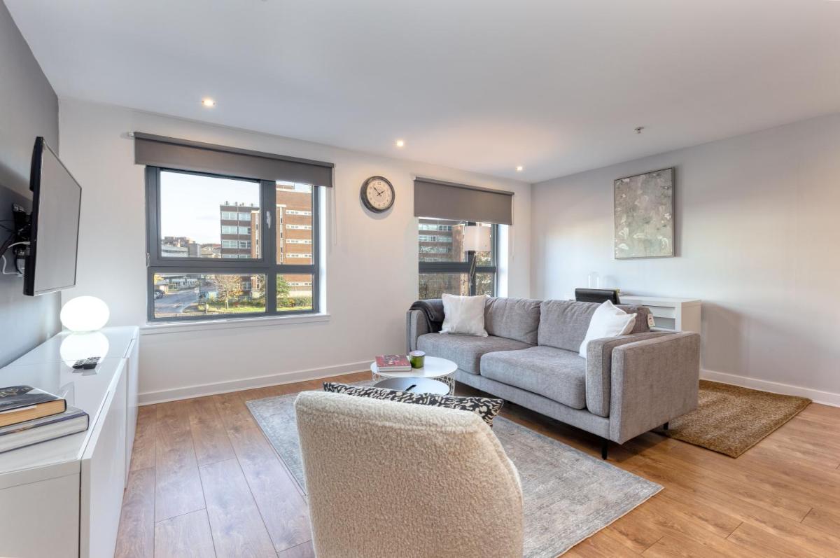 Executive 7 Glasgow City view 2