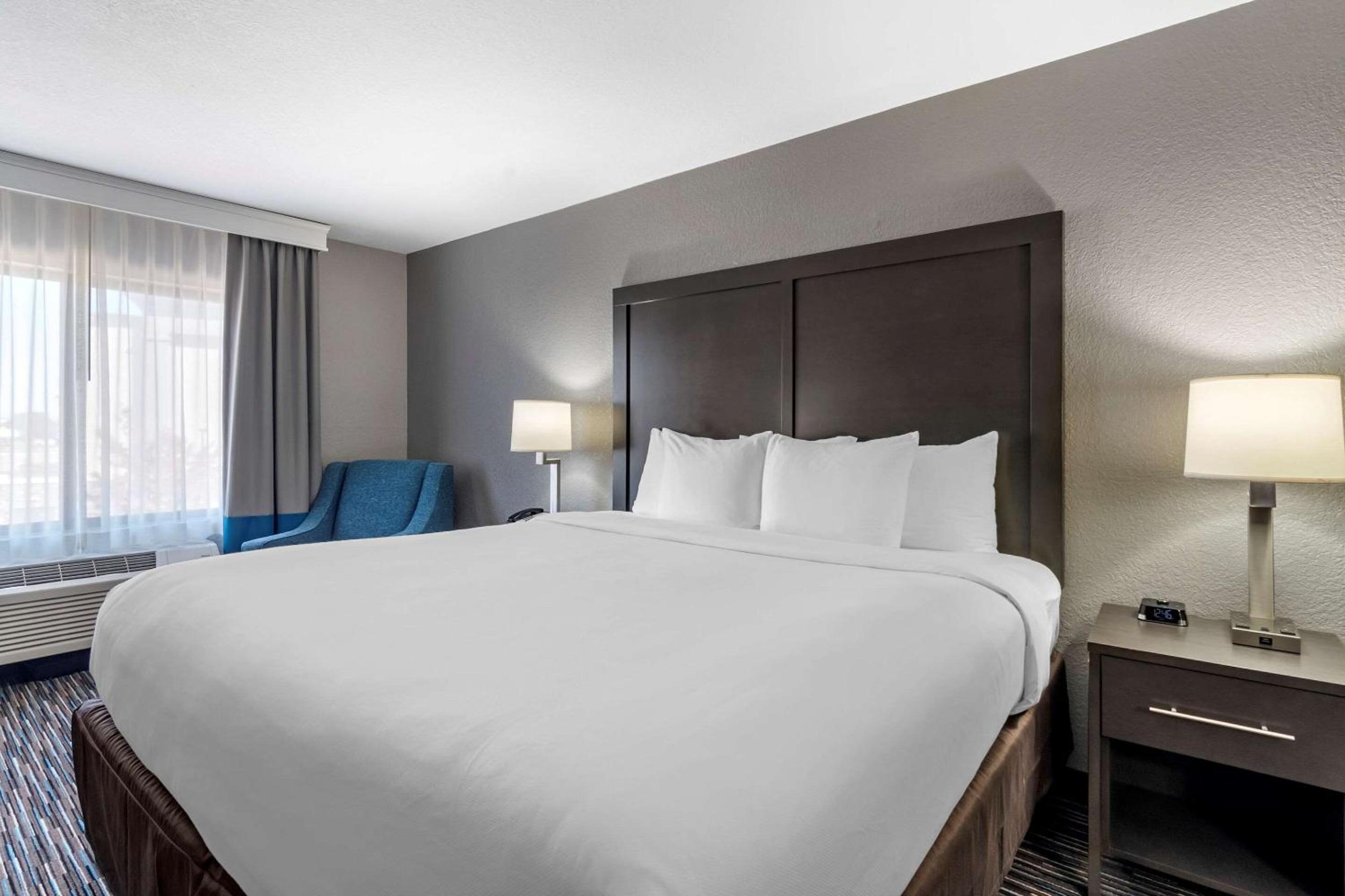 Emporia Vacations - Comfort Inn  Suites - Property Image 45