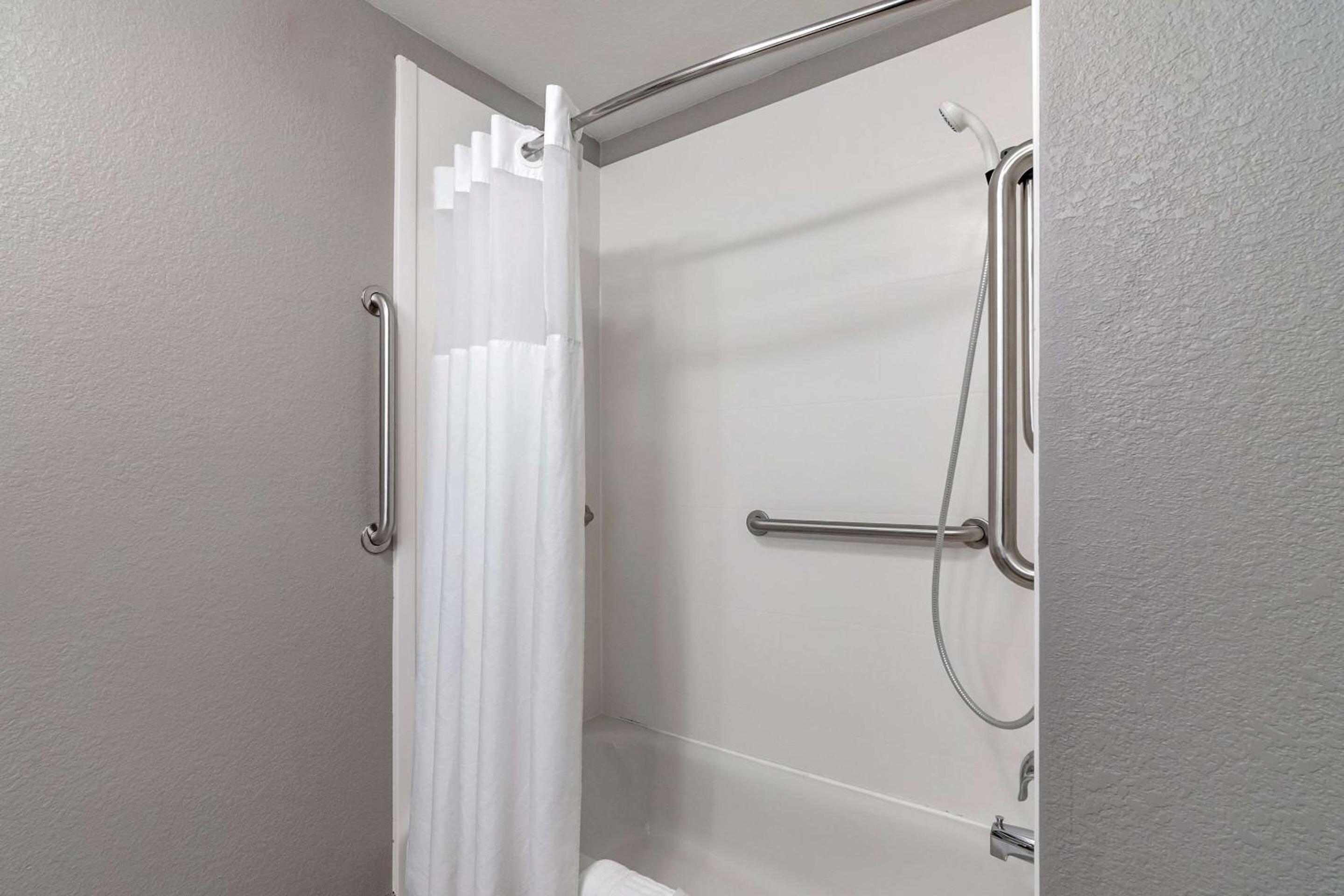 Emporia Vacations - Comfort Inn  Suites - Property Image 46