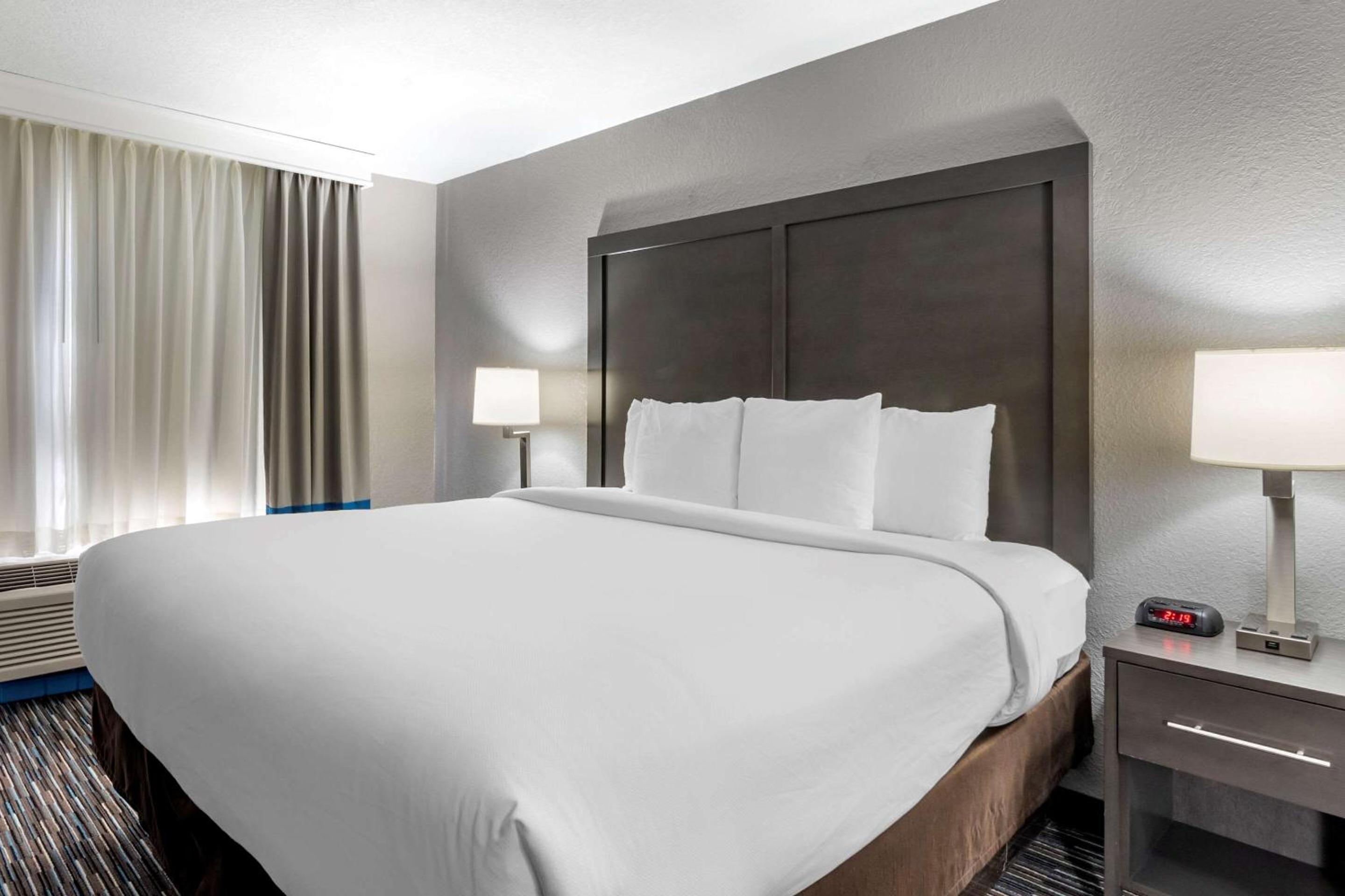 Emporia Vacations - Comfort Inn  Suites - Property Image 40