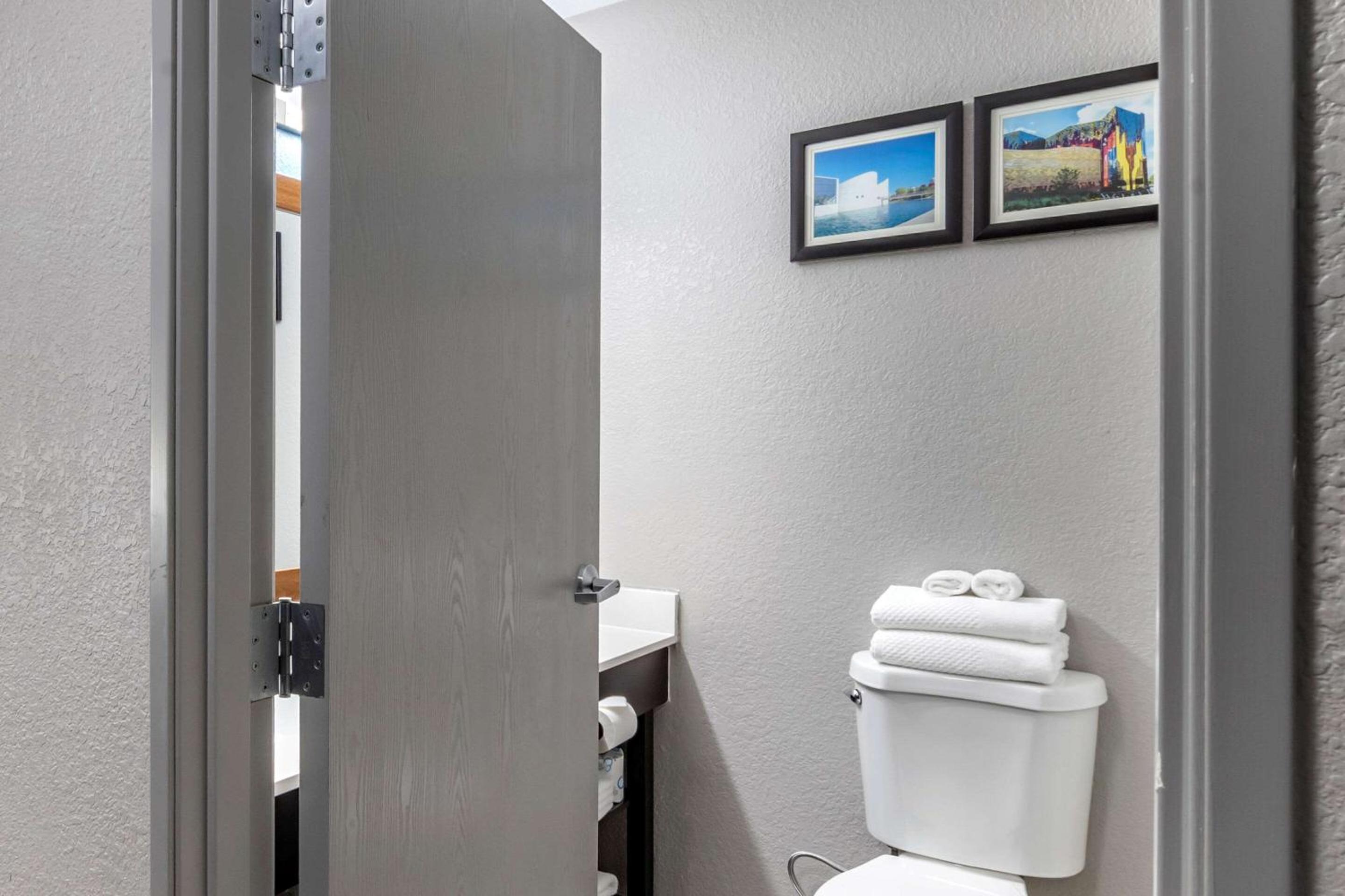 Emporia Vacations - Comfort Inn  Suites - Property Image 38