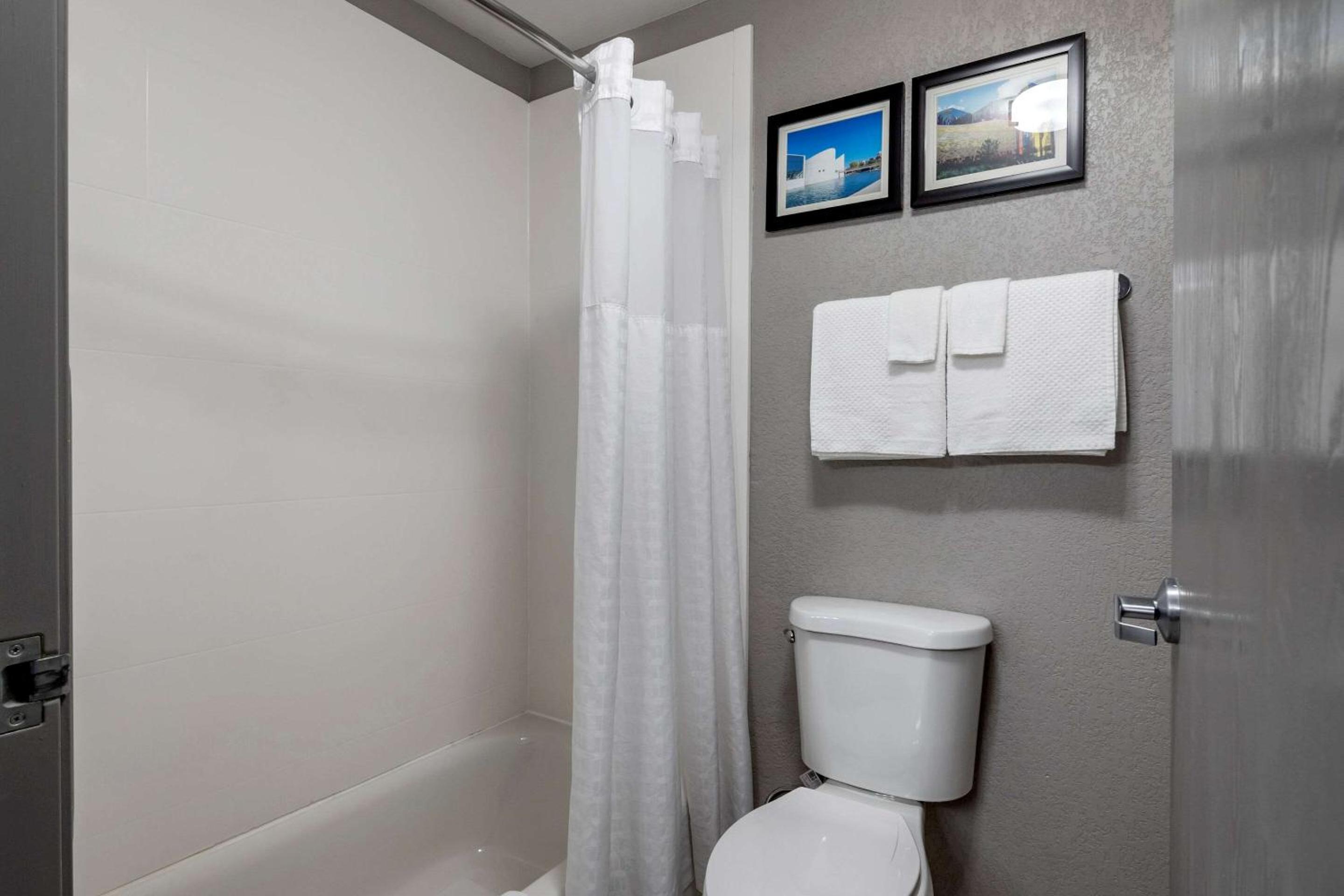 Emporia Vacations - Comfort Inn  Suites - Property Image 68