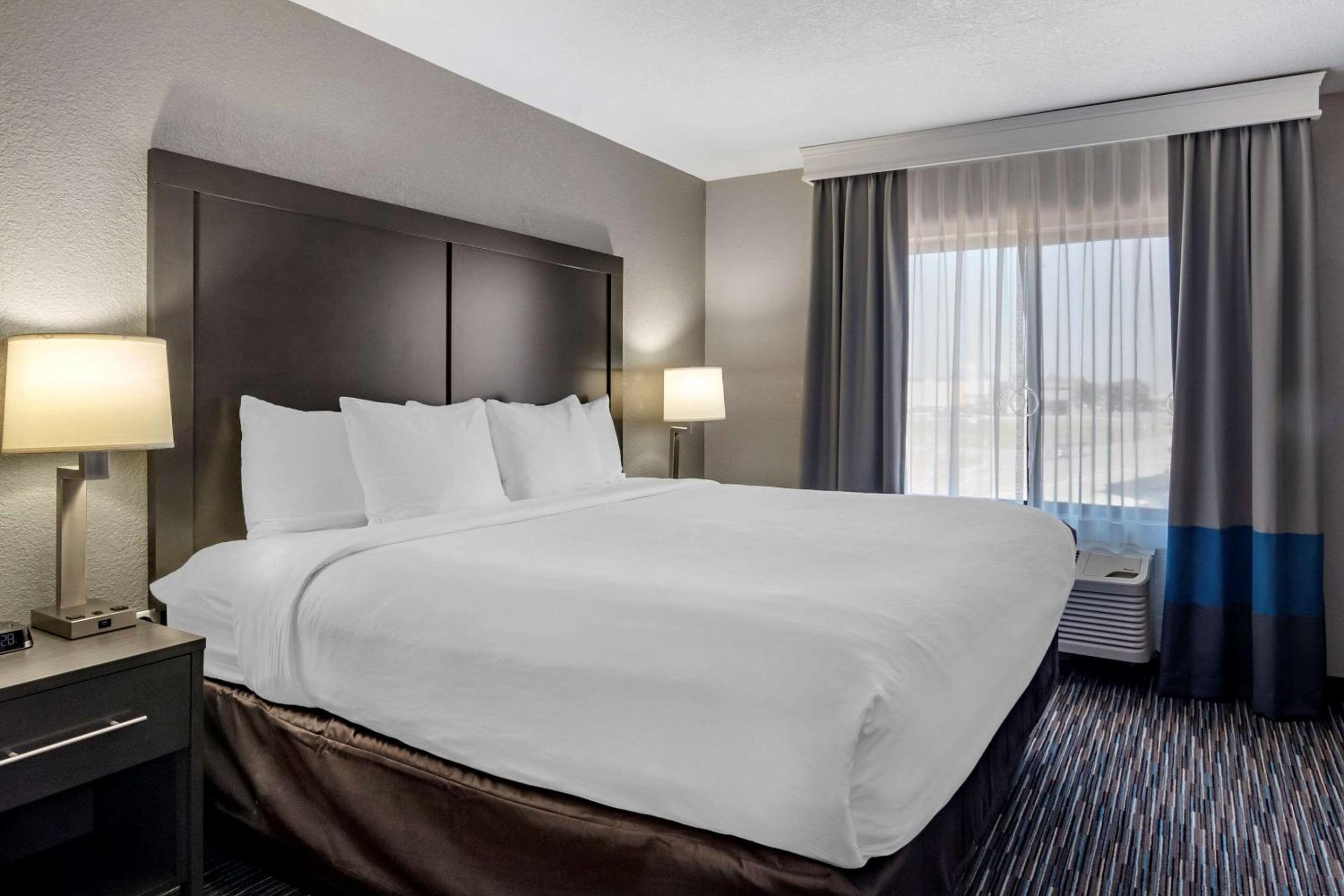 Emporia Vacations - Comfort Inn  Suites - Property Image 63