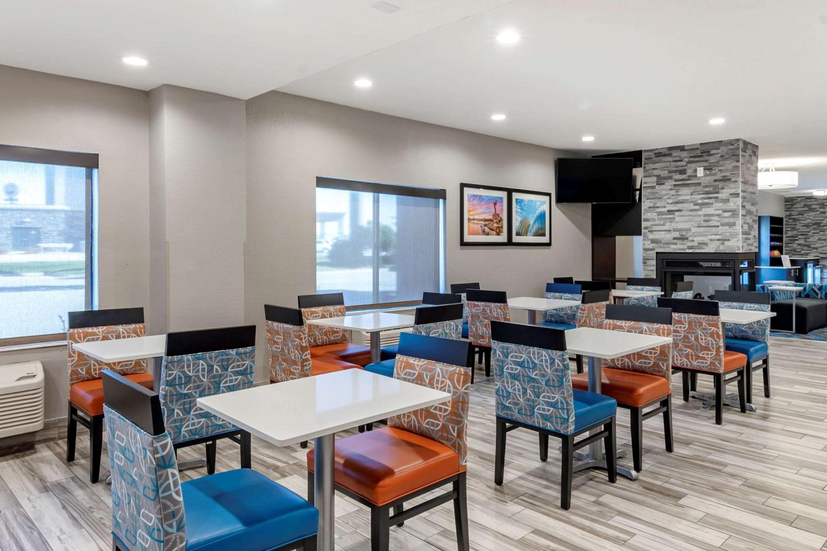 Emporia Vacations - Comfort Inn  Suites - Property Image 57