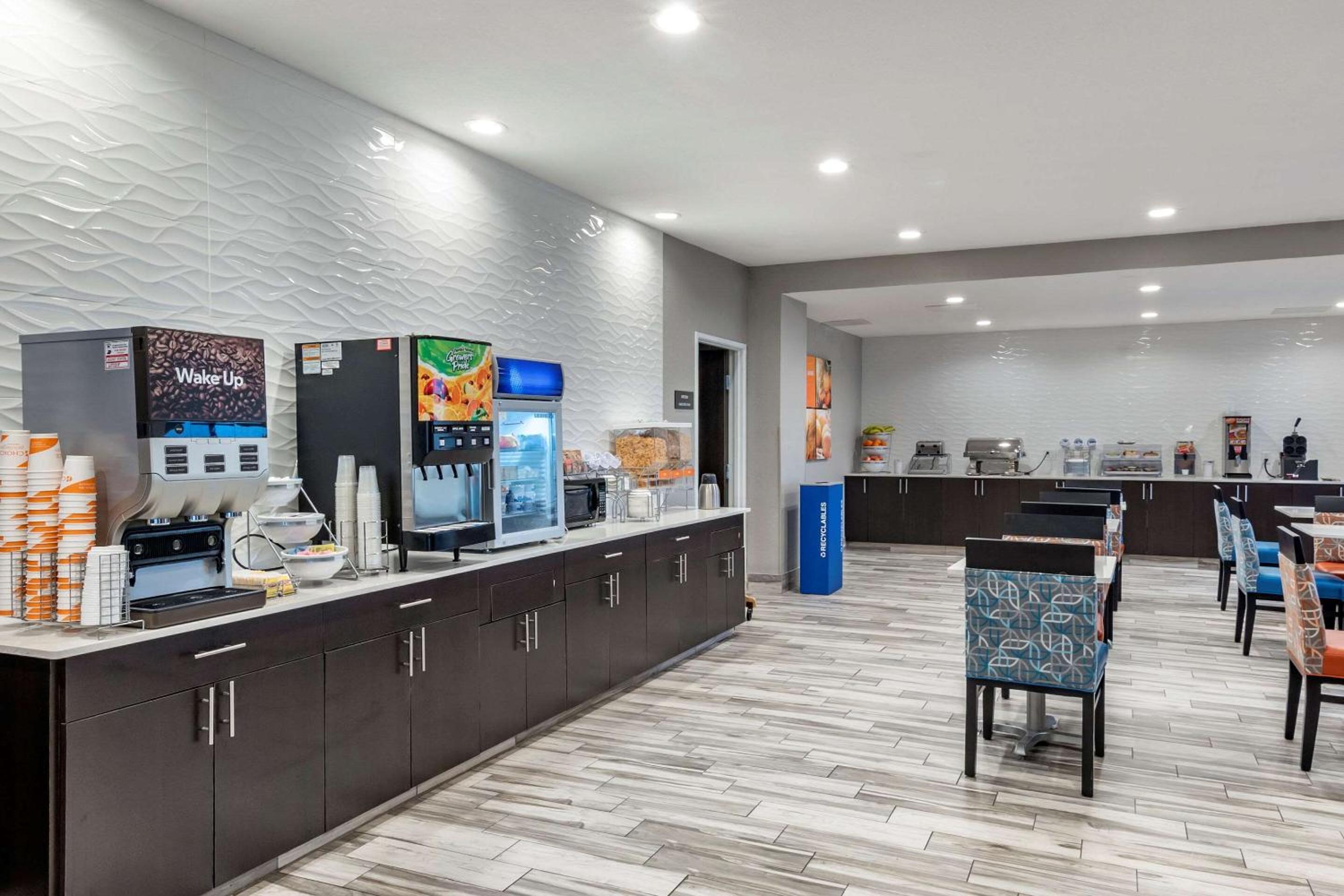 Emporia Vacations - Comfort Inn  Suites - Property Image 56