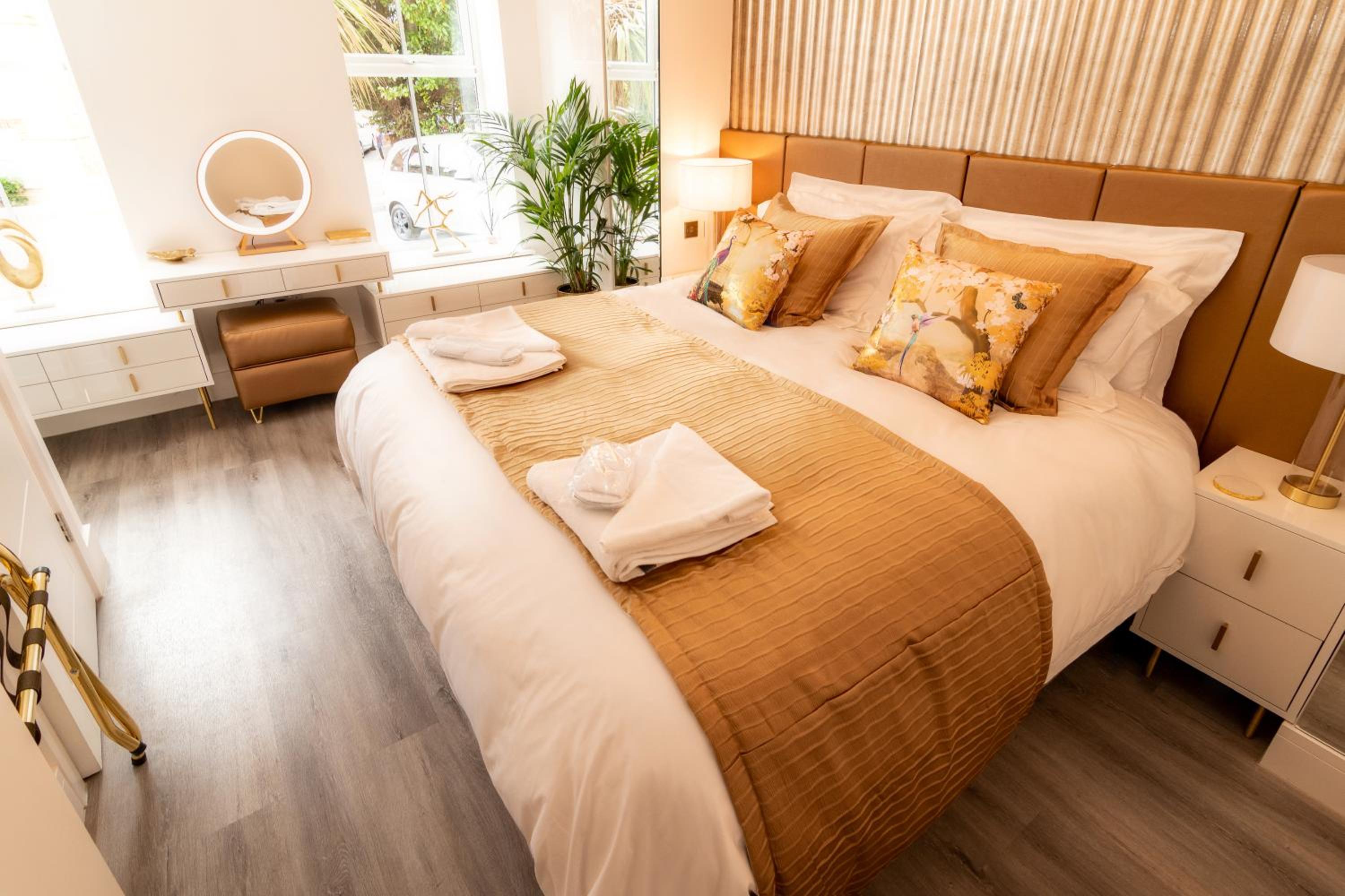 THE PALMS Lux living Condo B'mouth Town Centre & Beach view 5
