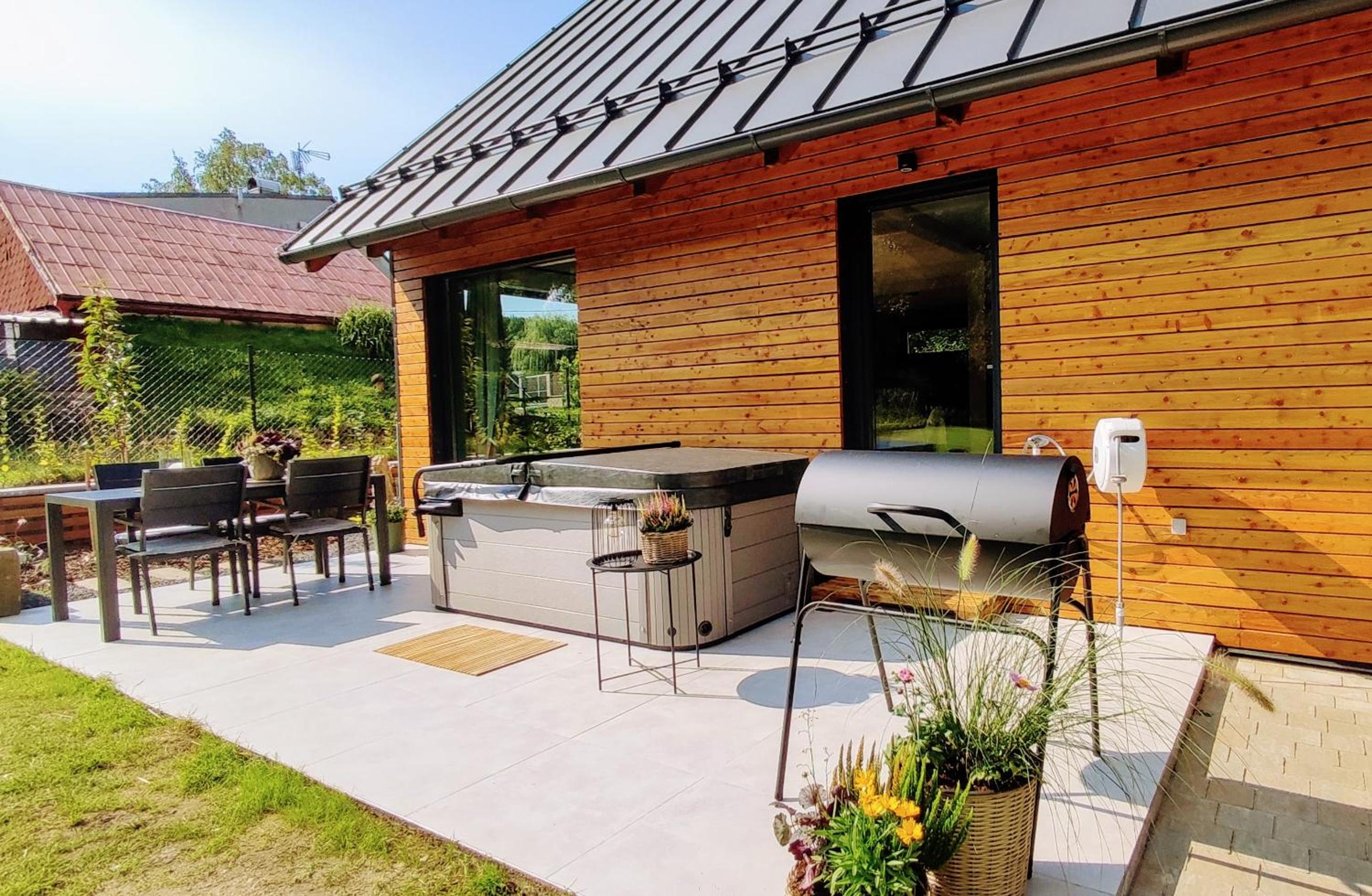 Massage chair -all-year HOT TUB - kids playground - bike trails