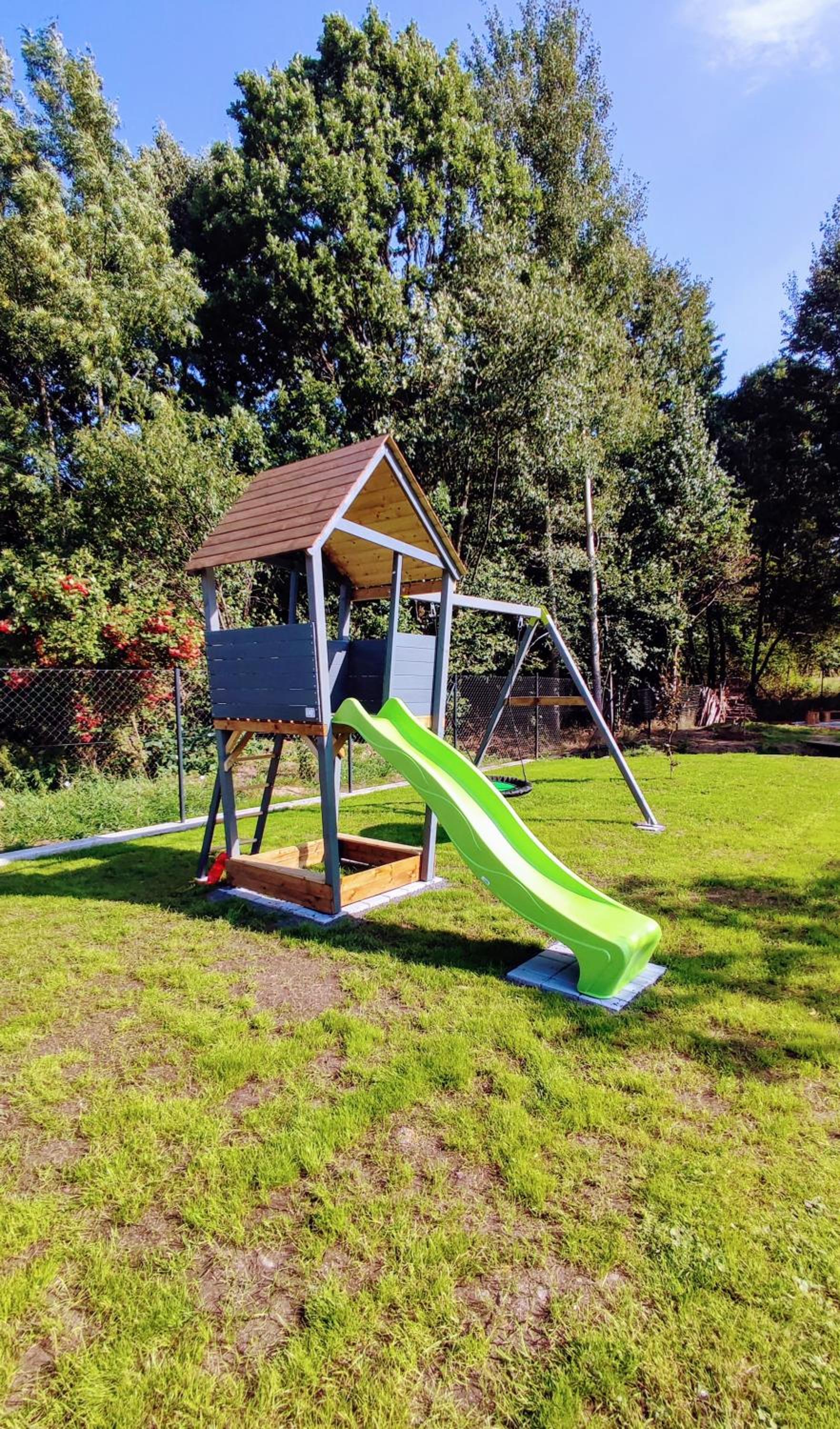 Massage chair -all-year HOT TUB - kids playground - bike trails
